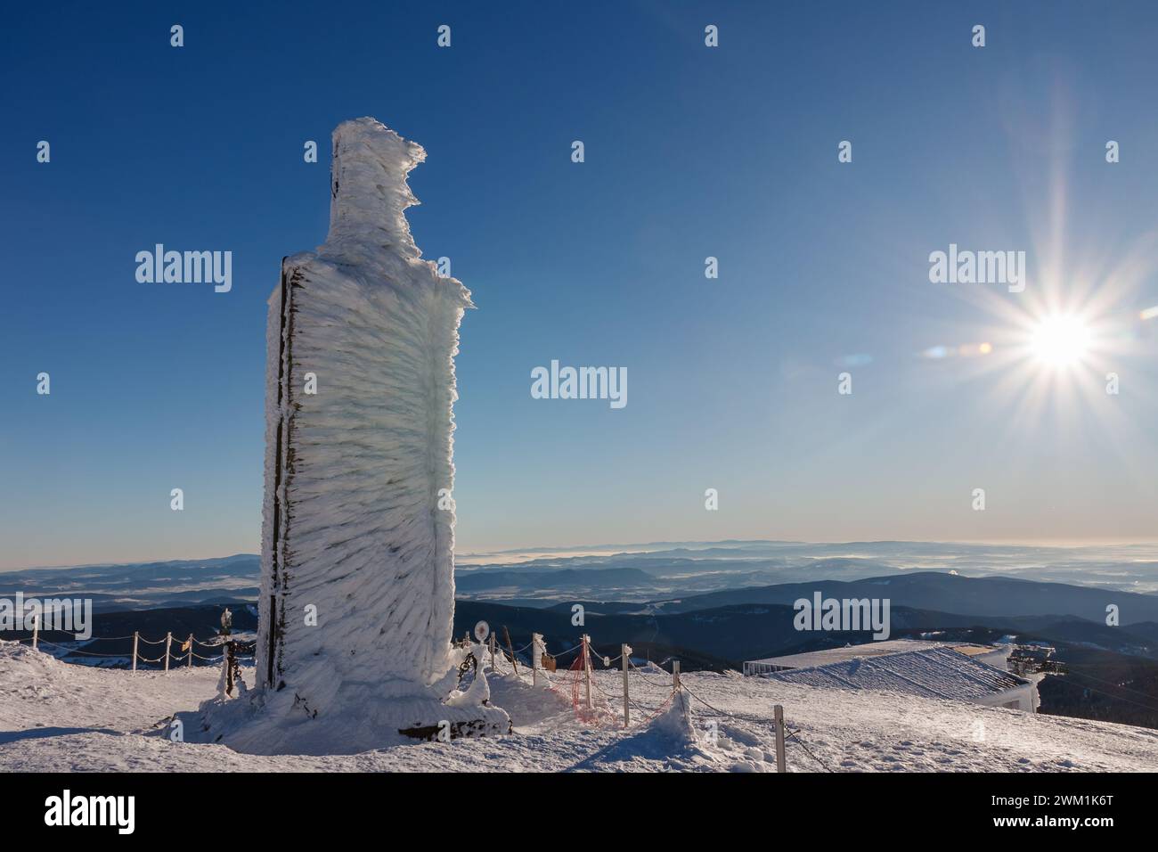 Colonna di pietra con quota di altezza 1603 m in snezka, montagna al confine tra Repubblica Ceca e Polonia, mattina d'inverno Foto Stock