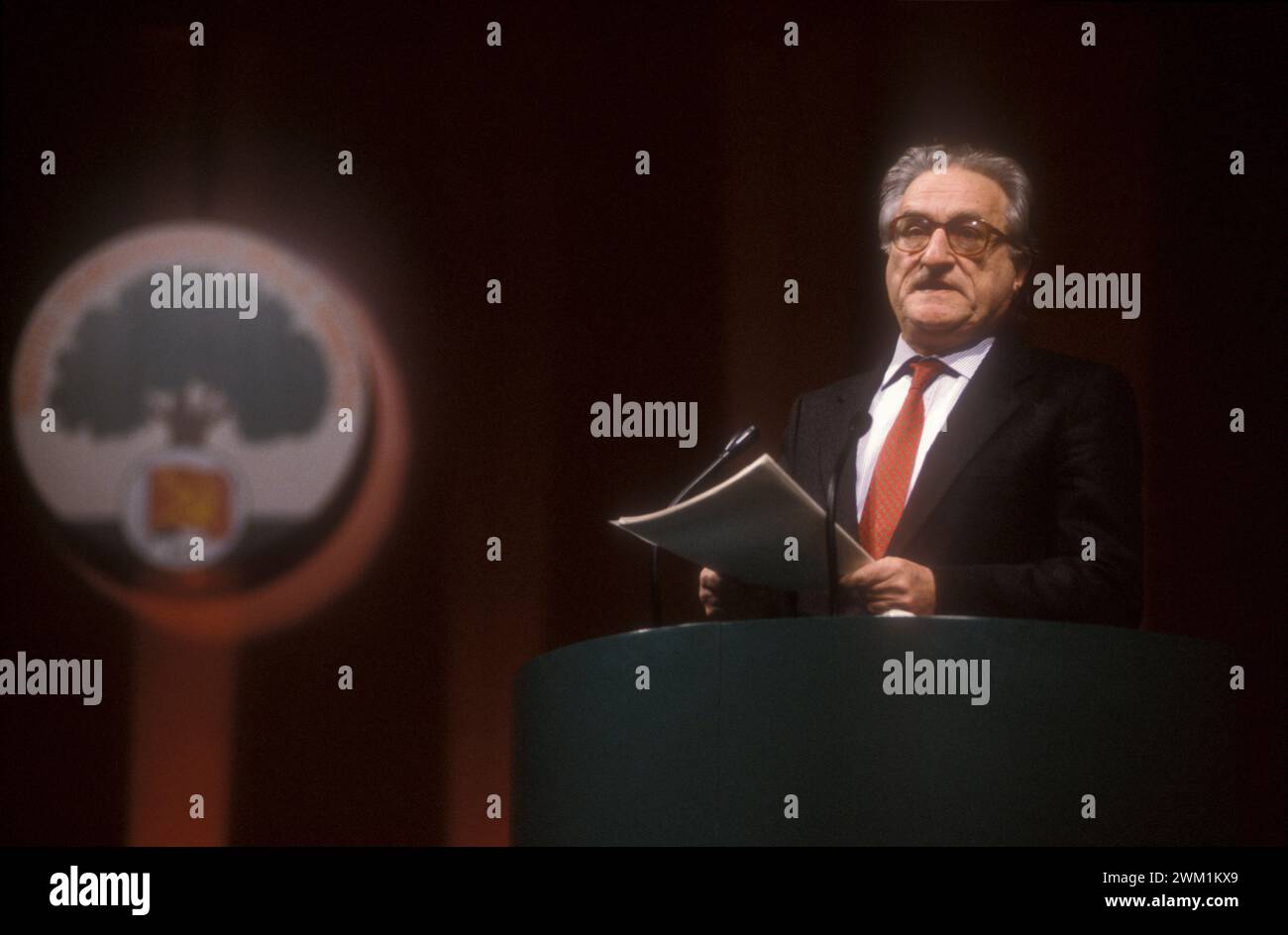 4070283 il politico italiano Aldo Tortorella al XX congresso di Rimini nel febbraio 1991, quando il Partito Comunista Italiano cambiò nome in Partito Democratico di sinistra (PDS) (foto); (add.info.: Rimini, Italia, XX° Congresso del PCI a Rimini (1991) Rimini, 1991. Il politico Aldo Tortorella al XX); © Marcello Mencarini. Tutti i diritti riservati 2024. Foto Stock
