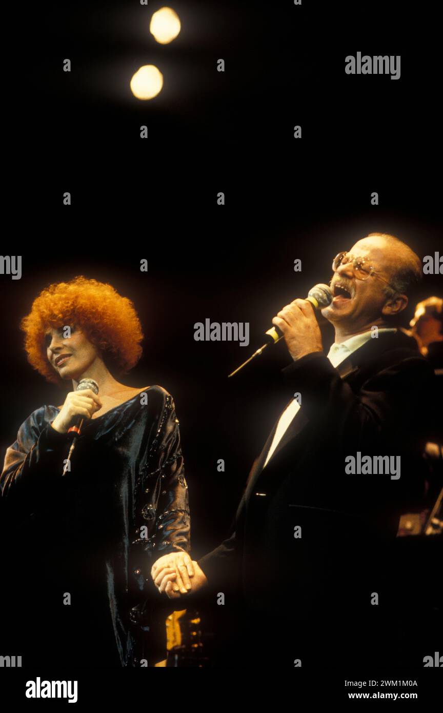 4070335 cantanti italiani Ornella Vanoni e Gino Paoli che si esibiscono insieme (1985) (foto); (add.info.: i cantanti Ornella Vanoni e Gino Paoli in concerto insieme (1985)); © Marcello Mencarini. Tutti i diritti riservati 2024. Foto Stock