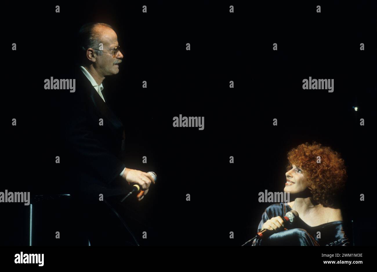 4070338 cantanti italiani Ornella Vanoni e Gino Paoli che si esibiscono insieme (1985) (foto); (add.info.: i cantanti Ornella Vanoni e Gino Paoli in concerto insieme (1985)); © Marcello Mencarini. Tutti i diritti riservati 2024. Foto Stock