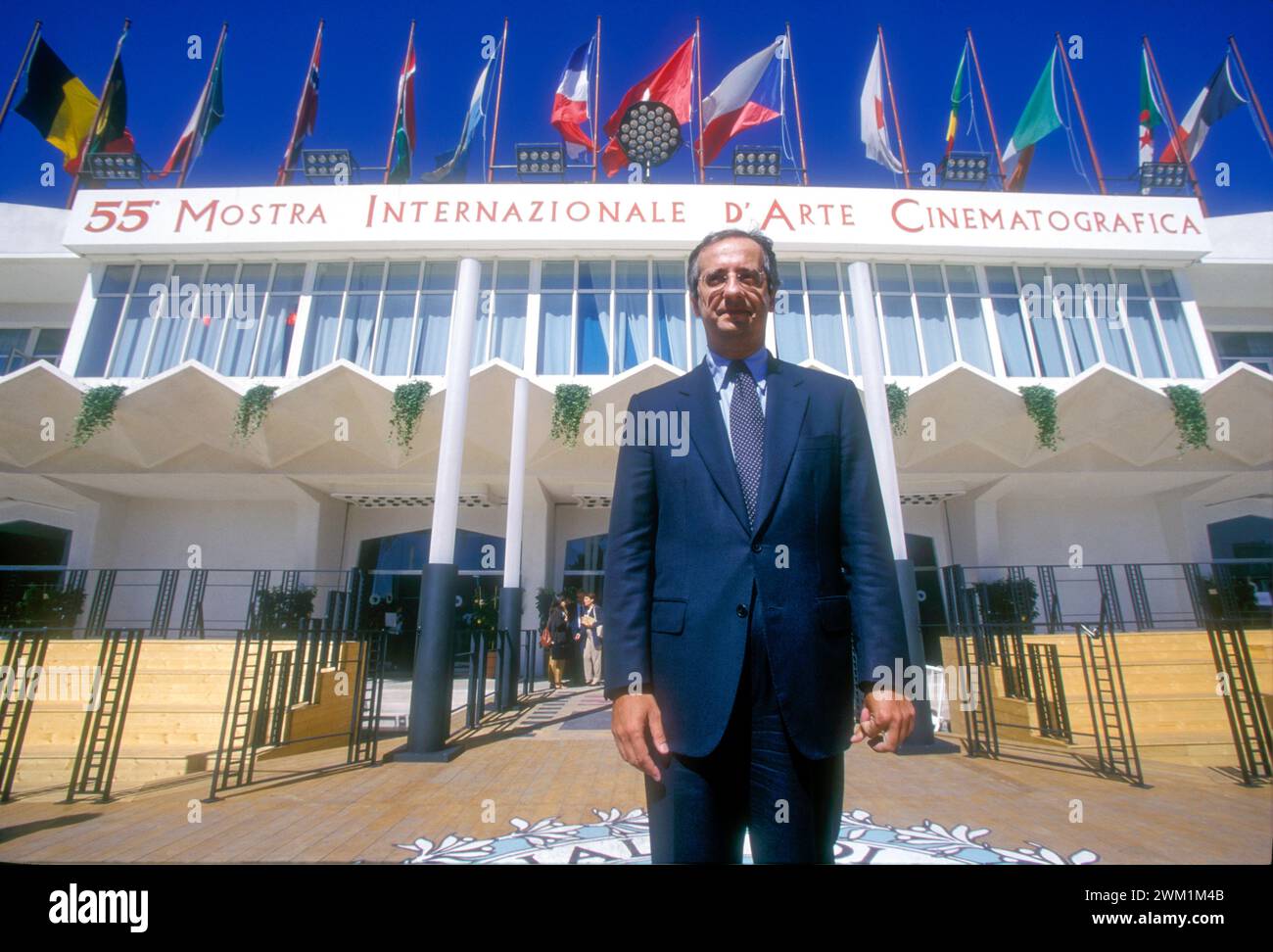 4070374 lido di Venezia, Mostra del Cinema di Venezia 1998. Walter Veltroni, ministro italiano per i beni e le attività culturali, di fronte al Palazzo del Cinema (foto); (add.info.: Lido di venezia, Lido di venezia, Italia, Lido di Venezia, Mostra del Cinema di Venezia 1998. il ministro dei beni culturali Walter Veltroni davanti al Palazzo del Cinema); © Marcello Mencarini. Tutti i diritti riservati 2024. Foto Stock