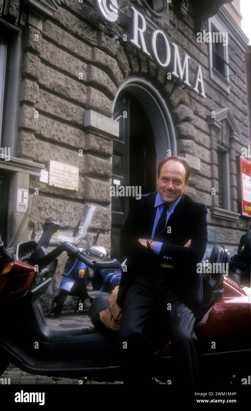 4070378 Roma, 1995. L'attore e regista italiano Carlo Verdone di fronte al suo cinema "Roma" in Viale Trastevere (foto); (add.info.: Roma; Roma, Italia, viale Trastevere Roma, 1995. L'attore e regista Carlo Verdone davanti al suo cinema 'Roma' a viale Trastevere); © Marcello Mencarini. Tutti i diritti riservati 2024. Foto Stock