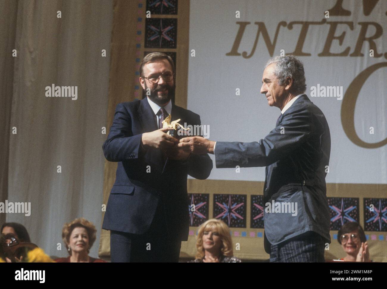 4070441 Mostra del Cinema di Venezia 1984. Il regista polacco Krzysztof Zanussi ha ricevuto il Premio Leone d'Oro per il miglior film ('Un anno del sole tranquillo') di Michelangelo Antonioni (foto); (add.info.: Lido di Venezia; Lido di Venezia, Italia; Italia, mostra del Cinema di Venezia 1984. Il regista Krzysztof Zanussi riceve il Leoned'oro per il miglior film ('l'anno del sole quieto') da Michelangelo Antonioni); © Marcello Mencarini. Tutti i diritti riservati 2024. Foto Stock