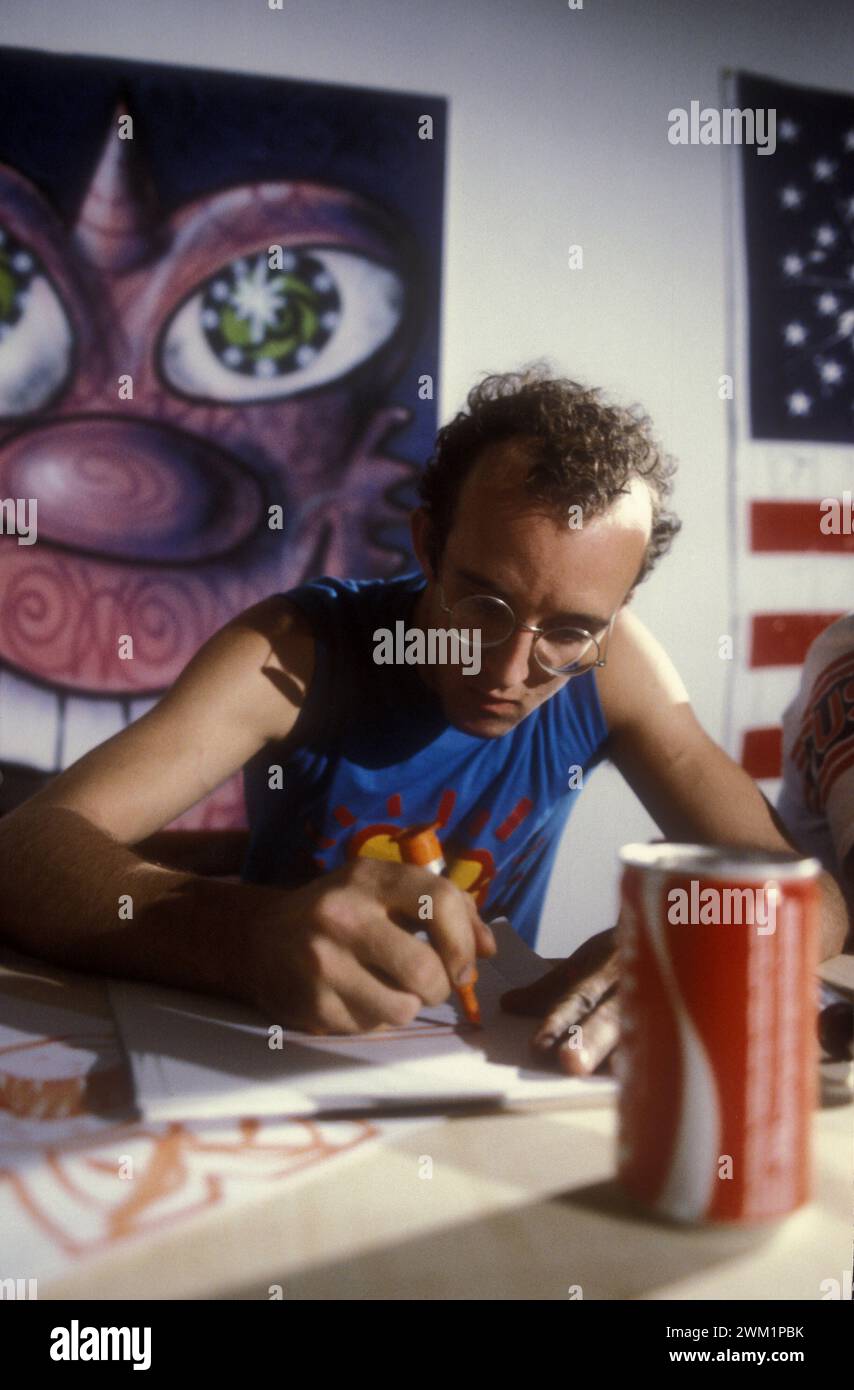 MME4701835 artista americano Keith Haring (1958-1990) presso il negozio Fiorucci nel 1985. Milano Italia; (add.info.: artista americano Keith Haring (1958-1990) presso il negozio Fiorucci nel 1985. Milano Italia); © Marcello Mencarini. Tutti i diritti riservati 2024. Foto Stock
