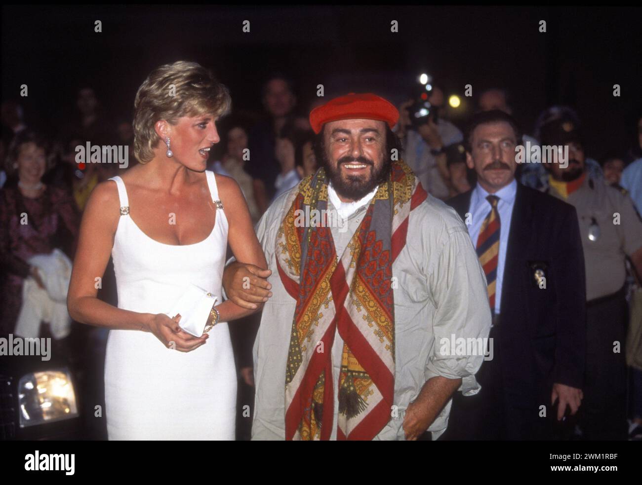 MME4711472 Principessa Diana Spencer (Lady di) e cantante lirica Lyuciano Pavarotti al concerto “” Pavarotti and Friends”, Modena, 12/09/1995. Italia; (add.info.: Principessa Diana Spencer (Lady di) e cantante lirico Lyuciano Pavarotti al concerto “” Pavarotti and Friends””, Modena, 12/09/1995. Italia); © Marcello Mencarini. Tutti i diritti riservati 2024. Foto Stock