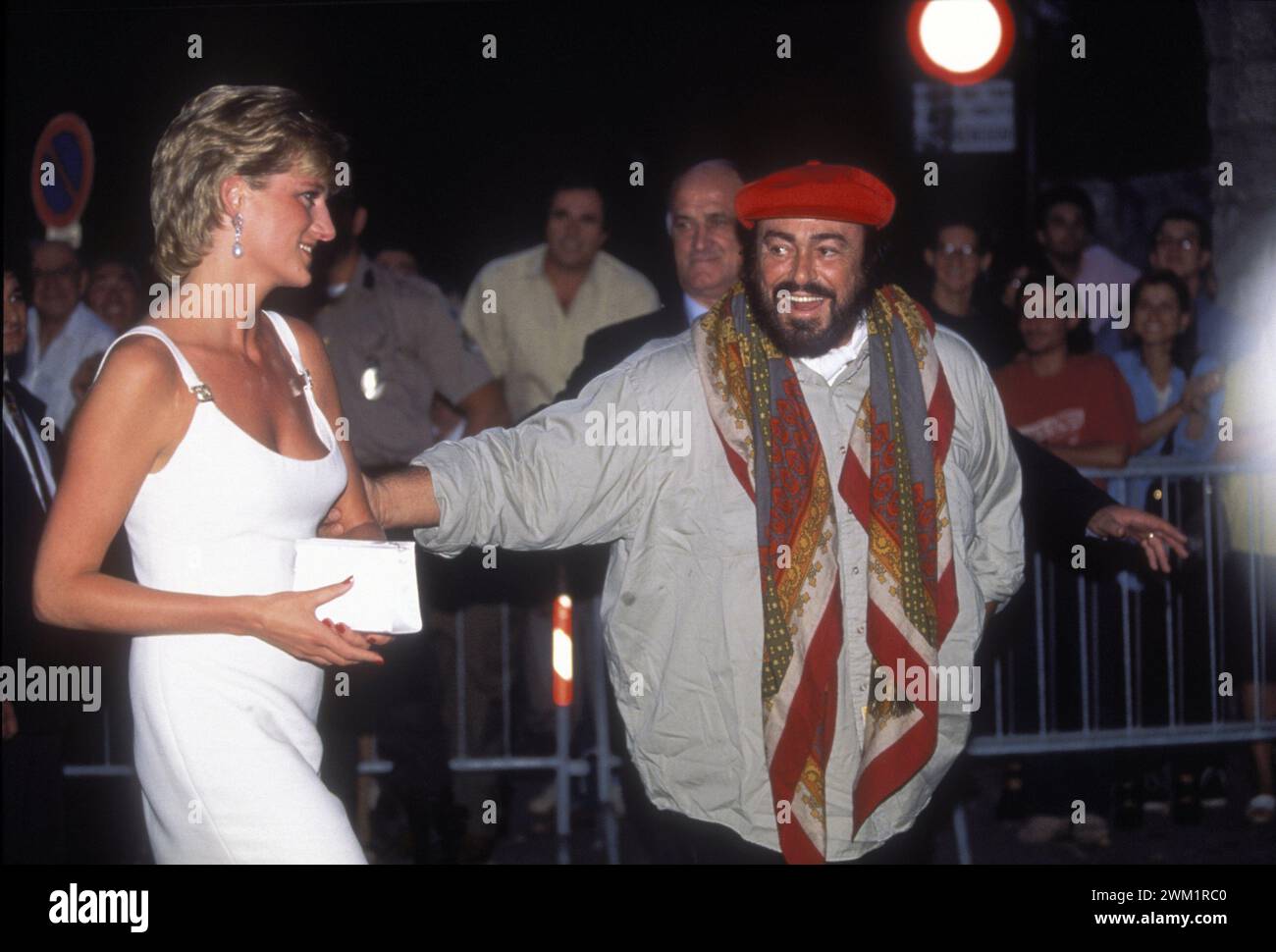 MME4711442 Principessa Diana Spencer (Lady di) e cantante lirica Lyuciano Pavarotti al concerto “” Pavarotti and Friends”, Modena, 12/09/1995. Italia; (add.info.: Principessa Diana Spencer (Lady di) e cantante lirico Lyuciano Pavarotti al concerto “” Pavarotti and Friends””, Modena, 12/09/1995. Italia); © Marcello Mencarini. Tutti i diritti riservati 2024. Foto Stock