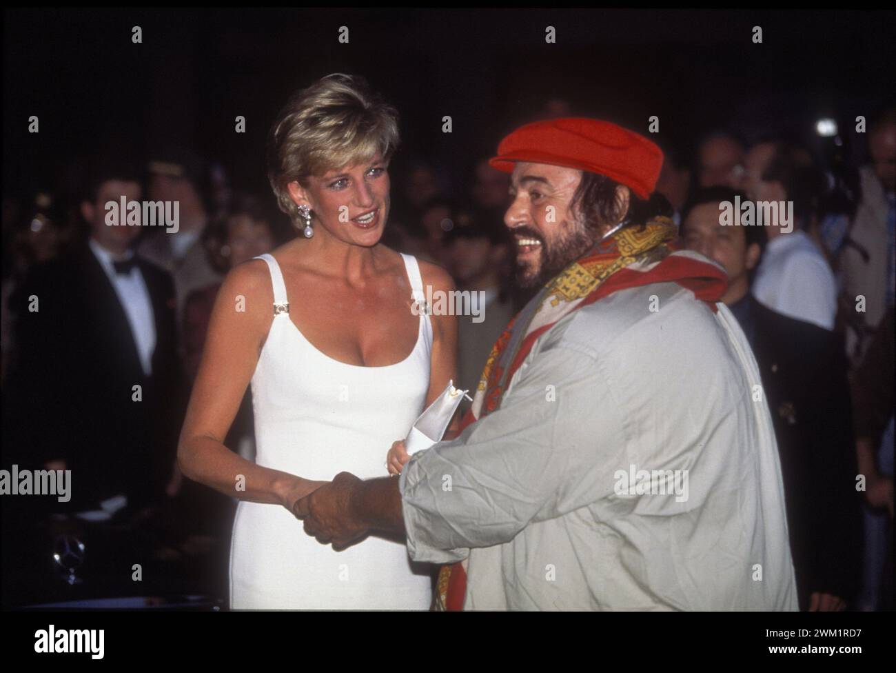MME4711459 Principessa Diana Spencer (Lady di) e cantante lirica Lyuciano Pavarotti al concerto “” Pavarotti and Friends”, Modena, 12/09/1995. Italia; (add.info.: Principessa Diana Spencer (Lady di) e cantante lirico Lyuciano Pavarotti al concerto “” Pavarotti and Friends””, Modena, 12/09/1995. Italia); © Marcello Mencarini. Tutti i diritti riservati 2024. Foto Stock