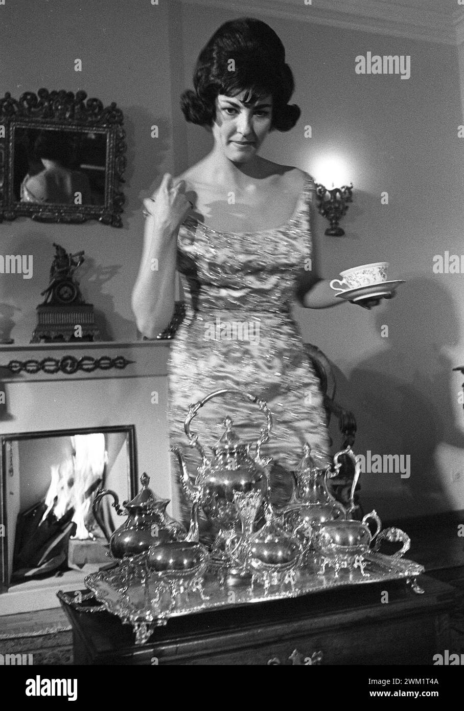 MME4718037 Roma, marzo 1960 Soprano Anna Moffo nella sua casa dietro un vassoio da tè pieno di teiere d'argento/Roma, marzo 1960 il soprano Anna Moffo nella sua casa dietro un vassoio pieno di teiere d'argento - Marcello Mencarini Archivi storici; (add.info.: Roma, marzo 1960 Soprano Anna Moffo nella sua casa dietro un vassoio di tè pieno di teiere d'argento/Roma, marzo 1960 il soprano Anna Moffo nella sua casa dietro un vassoio pieno di teiere d'argento - Archivio storico Marcello Mencarini); foto © Archivi Marcello Mencarini. Foto Stock