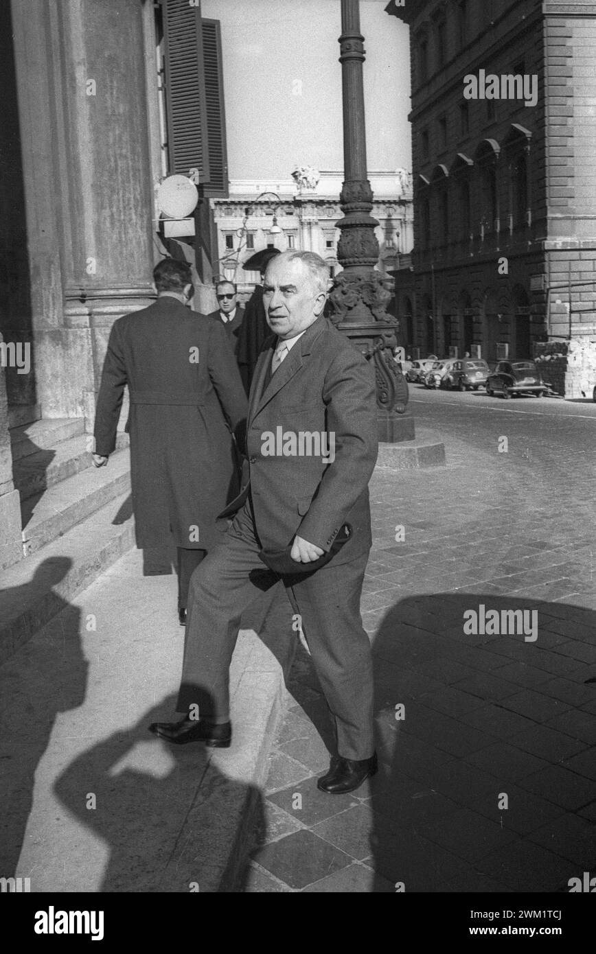 MME4721608 Roma, 1960. Membro del Partito Comunista Italiano Luigi Longo che si reca a Palazzo Montecitorio, sede della camera dei deputati Italiana/Roma, 1960. Il politico Luigi Longo, membro del partito italiano comunista, me enter Montecitorio, sede della camera dei deputati - Archivio storico Marcello Mencarini; (add.info.: Roma, 1960. Membro del Partito Comunista Italiano Luigi Longo che si reca a Palazzo Montecitorio, sede della camera dei deputati Italiana/Roma, 1960. Il politico Luigi Longo, membro del partito italiano comunista, io entro Montecitorio, sede della camera dei deputati - Marcello me Foto Stock