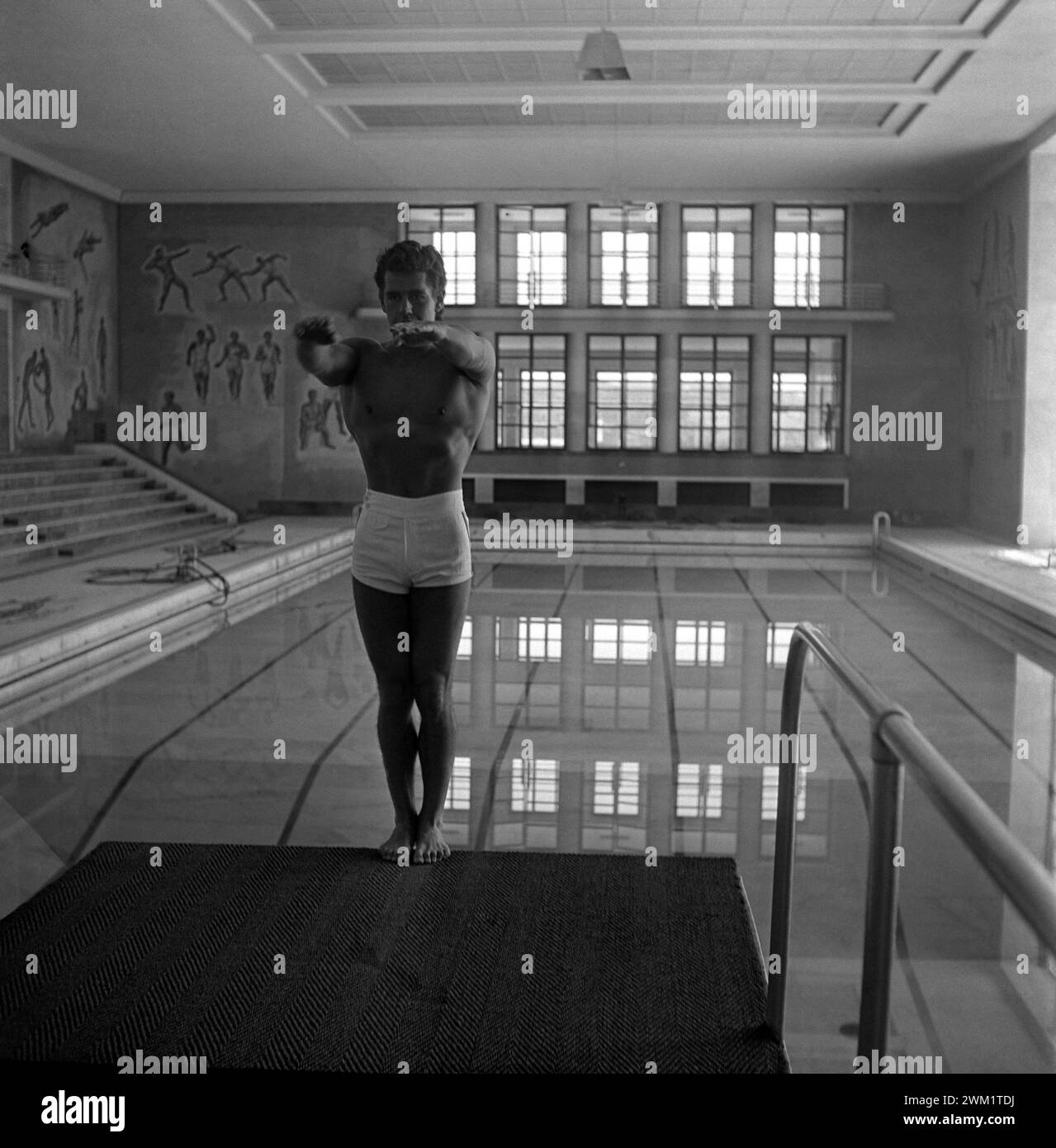 MME4722675 Roma, foro Italico, 1962. L'attore americano Gordon Scott, noto per la sua interpretazione del personaggio immaginario Tarzan in cinque film, sul bordo di una piscina/Roma, foro Italiaco, 1962. L'attore americano Gordon Scott, famoso per aver interpretato il personaggio di Tarzan in cinque film, sul bordo di una piscino -; (add.info.: Roma, foro Italico, 1962. L'attore americano Gordon Scott, noto per la sua interpretazione del personaggio immaginario Tarzan in cinque film, sul bordo di una piscina/Roma, foro Italiaco, 1962. L'attore americano Gordon Scott, famoso per aver interpretato il perso Foto Stock