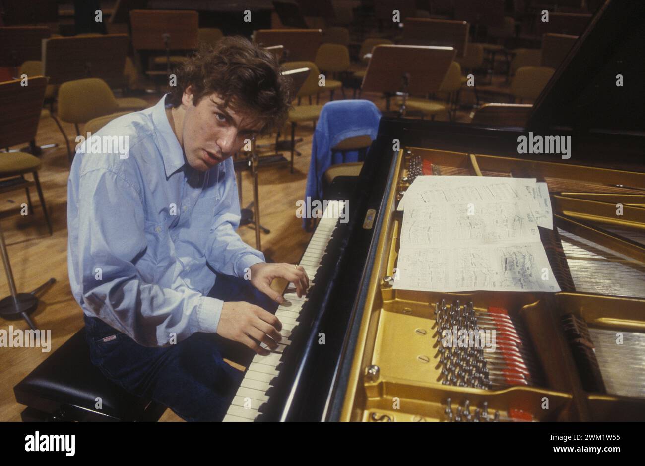 MME4729049 Roma, Auditorium RAI al foro Italico, circa 1982. Pianista classico tedesco Alexander Lonquich durante una prova/Roma, Auditorium RAI del foro Italico, 1982 circa. Pianista Alexander Lonquich durante una prova -; (add.info.: Roma, RAI Auditorium al foro Italico, circa 1982. Pianista classico tedesco Alexander Lonquich durante una prova/Roma, Auditorium RAI del foro Italico, 1982 circa. Il pianista Alexander Lonquich durante una prova -); © Marcello Mencarini. Tutti i diritti riservati 2024. Foto Stock