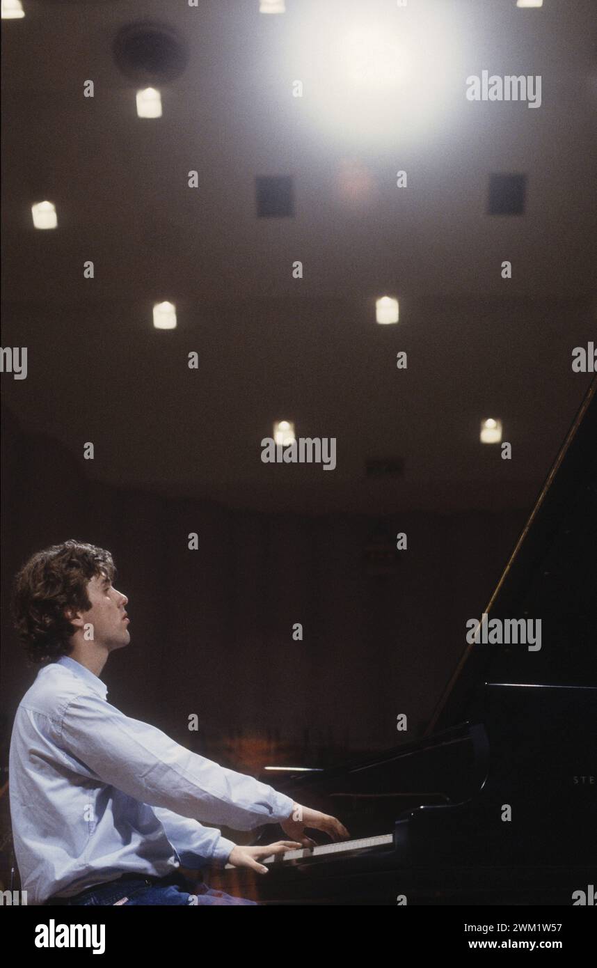 MME4729007 Roma, Auditorium RAI al foro Italico, circa 1982. Pianista classico tedesco Alexander Lonquich durante una prova/Roma, Auditorium RAI del foro Italico, 1982 circa. Pianista Alexander Lonquich durante una prova -; (add.info.: Roma, RAI Auditorium al foro Italico, circa 1982. Pianista classico tedesco Alexander Lonquich durante una prova/Roma, Auditorium RAI del foro Italico, 1982 circa. Il pianista Alexander Lonquich durante una prova -); © Marcello Mencarini. Tutti i diritti riservati 2024. Foto Stock