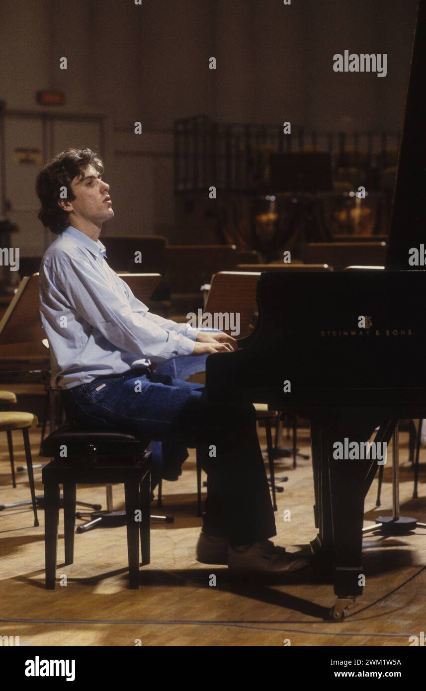 MME4729002 Roma, Auditorium RAI al foro Italico, circa 1982. Pianista classico tedesco Alexander Lonquich durante una prova/Roma, Auditorium RAI del foro Italico, 1982 circa. Pianista Alexander Lonquich durante una prova -; (add.info.: Roma, RAI Auditorium al foro Italico, circa 1982. Pianista classico tedesco Alexander Lonquich durante una prova/Roma, Auditorium RAI del foro Italico, 1982 circa. Il pianista Alexander Lonquich durante una prova -); © Marcello Mencarini. Tutti i diritti riservati 2024. Foto Stock