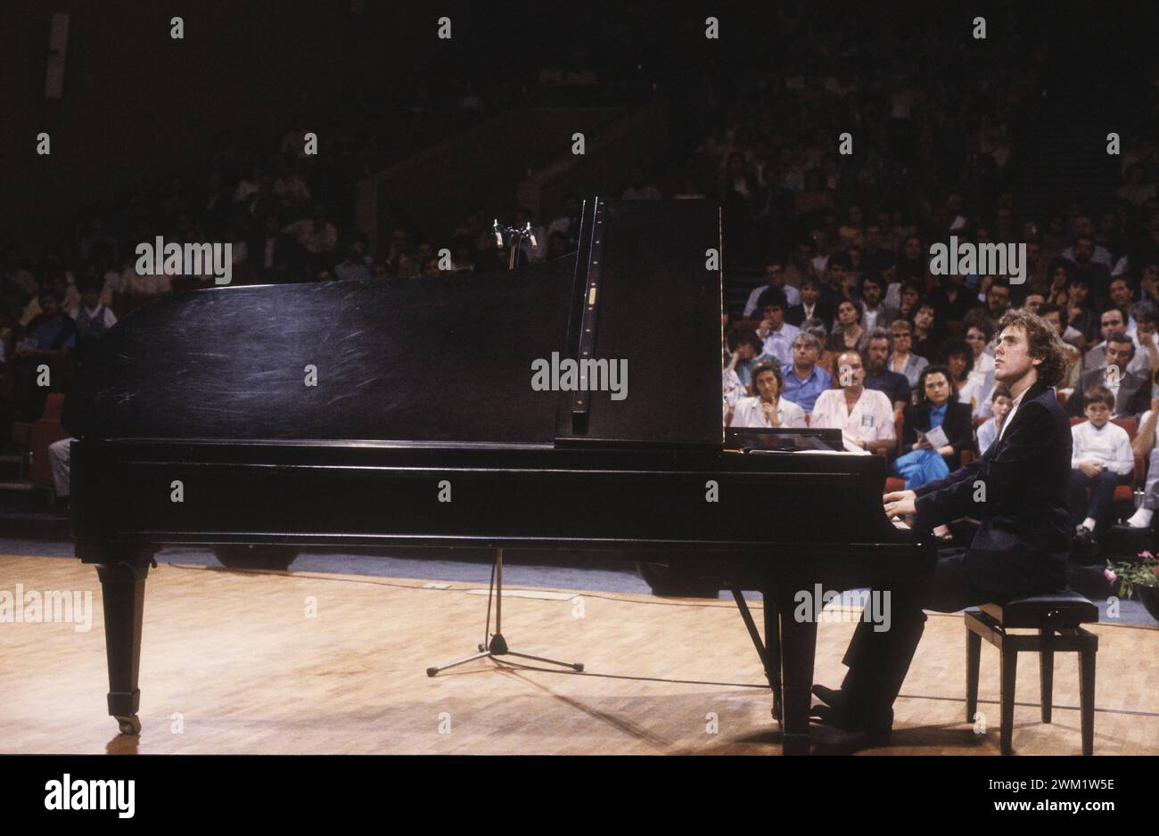 MME4728946 Roma, Auditorium RAI al foro Italico, circa 1982. Pianista classico tedesco Alexander Lonquich Performing/Roma, Auditorium RAI del foro Italico, 1982 circa. Il pianista Alexander Lonquich durante un concerto -; (add.info.: Roma, RAI Auditorium al foro Italico, circa 1982. Pianista classico tedesco Alexander Lonquich Performing/Roma, Auditorium RAI del foro Italico, 1982 circa. Il pianista Alexander Lonquich durante un concerto -); © Marcello Mencarini. Tutti i diritti riservati 2024. Foto Stock