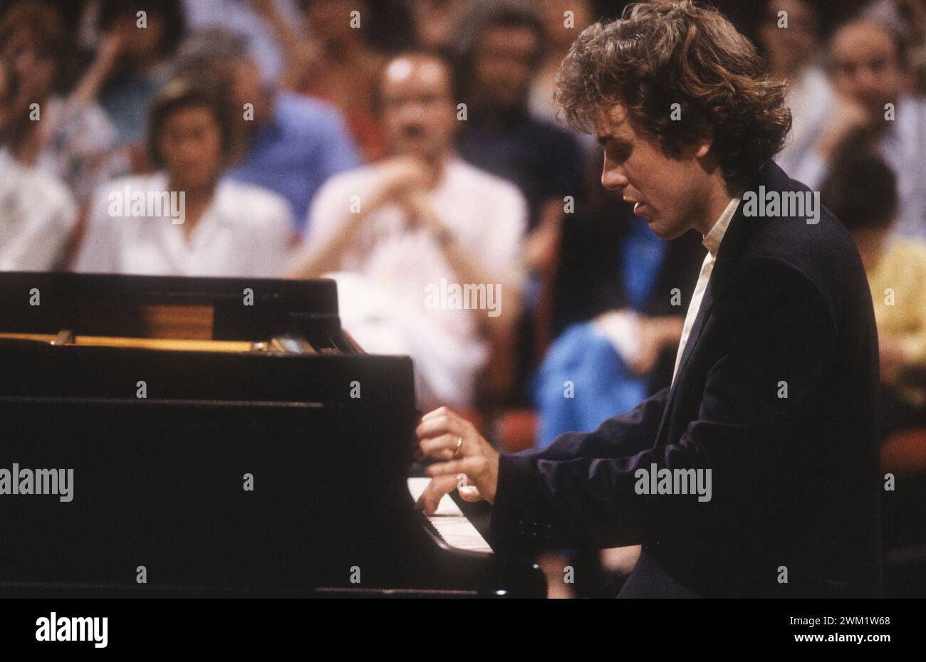 MME4728966 Roma, Auditorium RAI al foro Italico, circa 1982. Pianista classico tedesco Alexander Lonquich Performing/Roma, Auditorium RAI del foro Italico, 1982 circa. Il pianista Alexander Lonquich durante un concerto -; (add.info.: Roma, RAI Auditorium al foro Italico, circa 1982. Pianista classico tedesco Alexander Lonquich Performing/Roma, Auditorium RAI del foro Italico, 1982 circa. Il pianista Alexander Lonquich durante un concerto -); © Marcello Mencarini. Tutti i diritti riservati 2024. Foto Stock