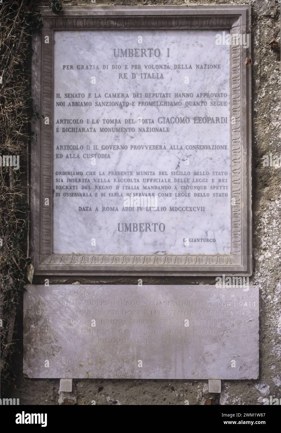 MME4730287 targa accanto alla tomba di Giacomo Leopardi nel Parco Vergiliano di Piedigrotta, Napoli, che dichiara monumento nazionale con decisione del re Umberto i di Savoia (1897)/Tomba di Giacomo Leopardi nel Parco Vergiliano a Piedigrotta, Napoli, che la dichiara monumento nazionale per decisione del re del re Umberto i di Savoy Ia (1897) -; (add.info.: lapide accanto alla tomba di Giacomo Leopardi nel Parco Vergiliano a Piedigrotta, Napoli, che la dichiara monumento nazionale per decisione del re Umberto i di Savoia (1897)/Tomba di Giacomo Leopardi nel Parco Vergiliano a Piedigrotta, Napoli, che la di Foto Stock