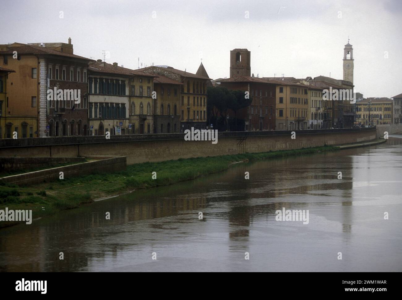MME4730823 lungo il fiume Arno a Pisa, uno spettacolo caro al poeta Giacomo Leopardi, che visse a Pisadal novembre 1827 fino alla metà del 1828. In una lettera a sua sorella Paolina scrisse: “Mi piace molto più Pisa che Firenze. Questo Lung'arno è uno spettacolo così bello, così grande, così magnifico, così allegro, così piacevole, che ti fa innamorare: non ho visto niente di simile né a Firenze, né a Milano o a Roma, e non so se in Europa siano molte le opinioni di questo tipo”/il Lungarno a Pisa, luogo molto caro al poeta Giacomo Leopardi, che visse a Pisa dal novembre 1827 alla met Foto Stock