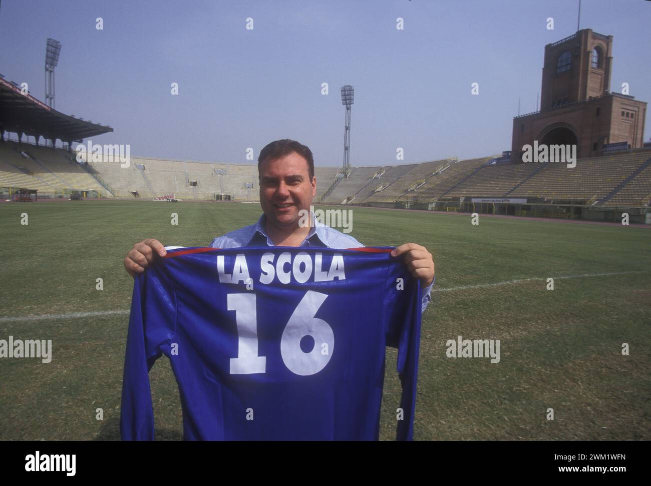 MME4732484 Stadio di Bologna, 1998. Il tenore lirico italiano Vincenzo la Scola mostra la sua maglia della Nazionale Italiana di calcio dei cantanti/Stadio di Bologna, 1998. IT tenore Vincenzo la Scola mostra la sua maglia della Nazionale Italiana cantanti - (add.info.: Stadio di Bologna, 1998. Il tenore lirico italiano Vincenzo la Scola mostra la sua maglia della Nazionale Italiana di calcio dei cantanti/Stadio di Bologna, 1998. IT tenore Vincenzo la Scola mostra la sua maglia della Nazionale Italiana cantanti -); © Marcello Mencarini. Tutti i diritti riservati 2024. Foto Stock