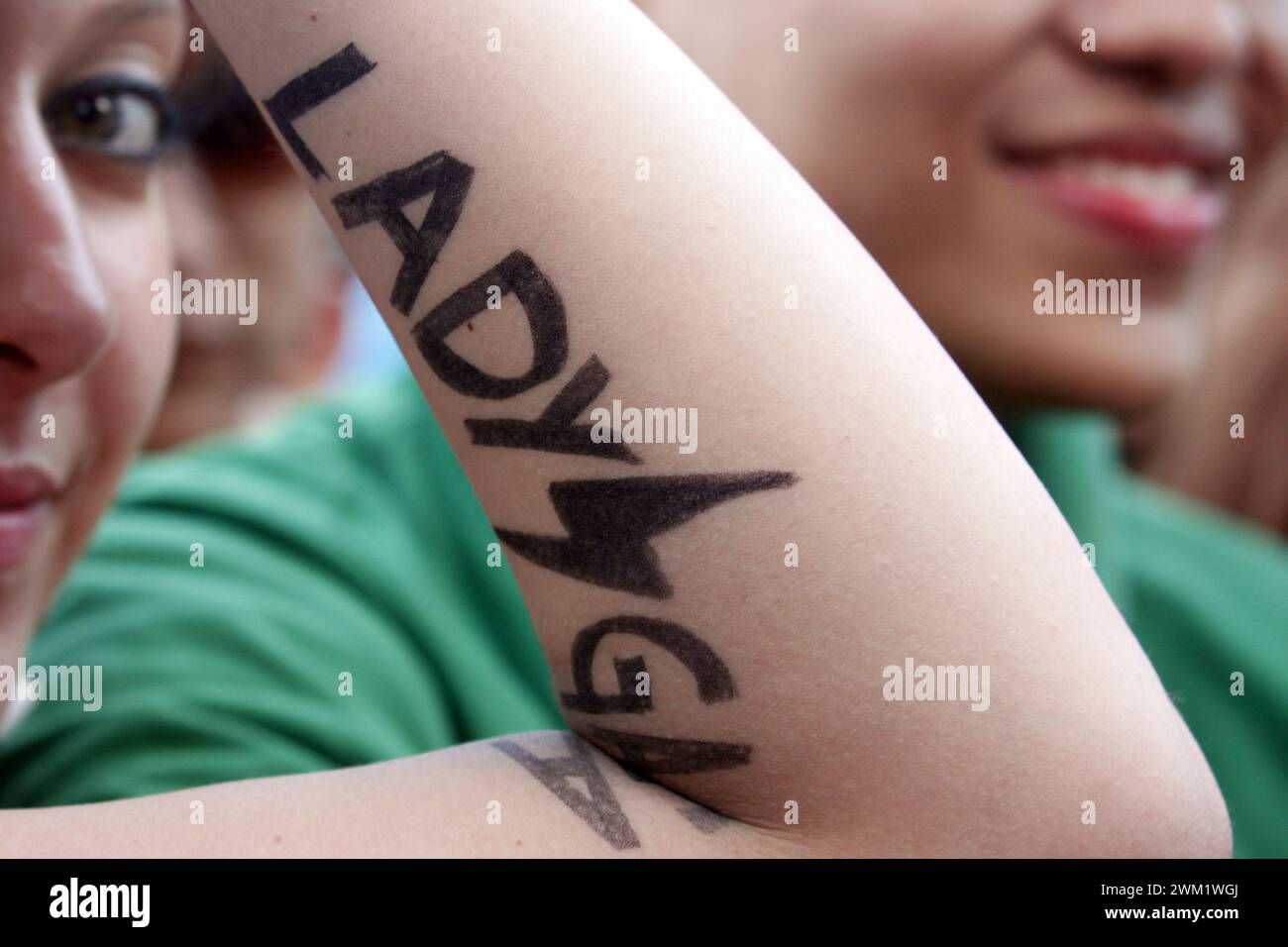 MME4733139 Roma, 11 giugno 2011. Lady Gaga vive all'EuroPride. Un fan con il nome dell'artista scritto su ARM/Roma, 11 giugno 2011. Concerto di Lady Gaga al Gay Pride. Una fan con il nome dell'artista scritto sul braccio -; (add.info.: Roma, 11 giugno 2011. Lady Gaga vive all'EuroPride. Un fan con il nome dell'artista scritto su ARM/Roma, 11 giugno 2011. Concerto di Lady Gaga al Gay Pride. Una fan con il nome dell'artista scritto sul braccio -); © Marcello Mencarini. Tutti i diritti riservati 2024. Foto Stock