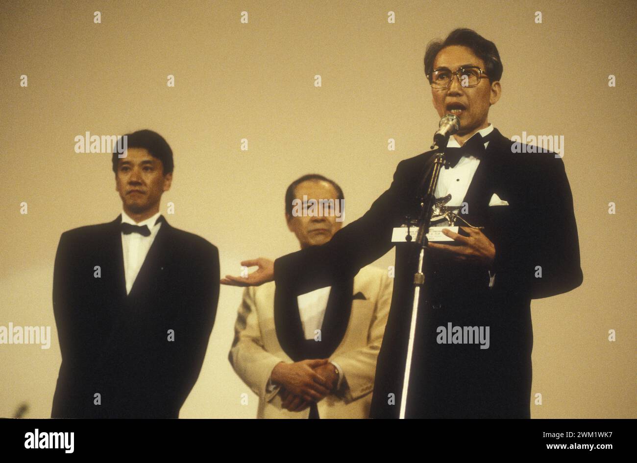 MME4733954 Lido di Venezia, Mostra del Cinema di Venezia 1989. Il regista giapponese Kei Kumai riceve il Silver Lion Award per “” Sen no Rikyu” (la morte di un maestro di tè)/Lido di Venezia, Mostra del Cinema di Venezia 1989. Il regista giapponese Kei Kumai riceve il Leone d'argento per il film “” Sen no Rikyu” (morte di un maestro del te) -; (add.info.: Lido di Venezia, Mostra del Cinema di Venezia 1989. Il regista giapponese Kei Kumai riceve il Silver Lion Award per “” Sen no Rikyu” (la morte di un maestro di tè)/Lido di Venezia, Mostra del Cinema di Venezia 1989. Il regista giapponese Kei Kumai riceve il Leone d'argento per il film “” Sen Foto Stock