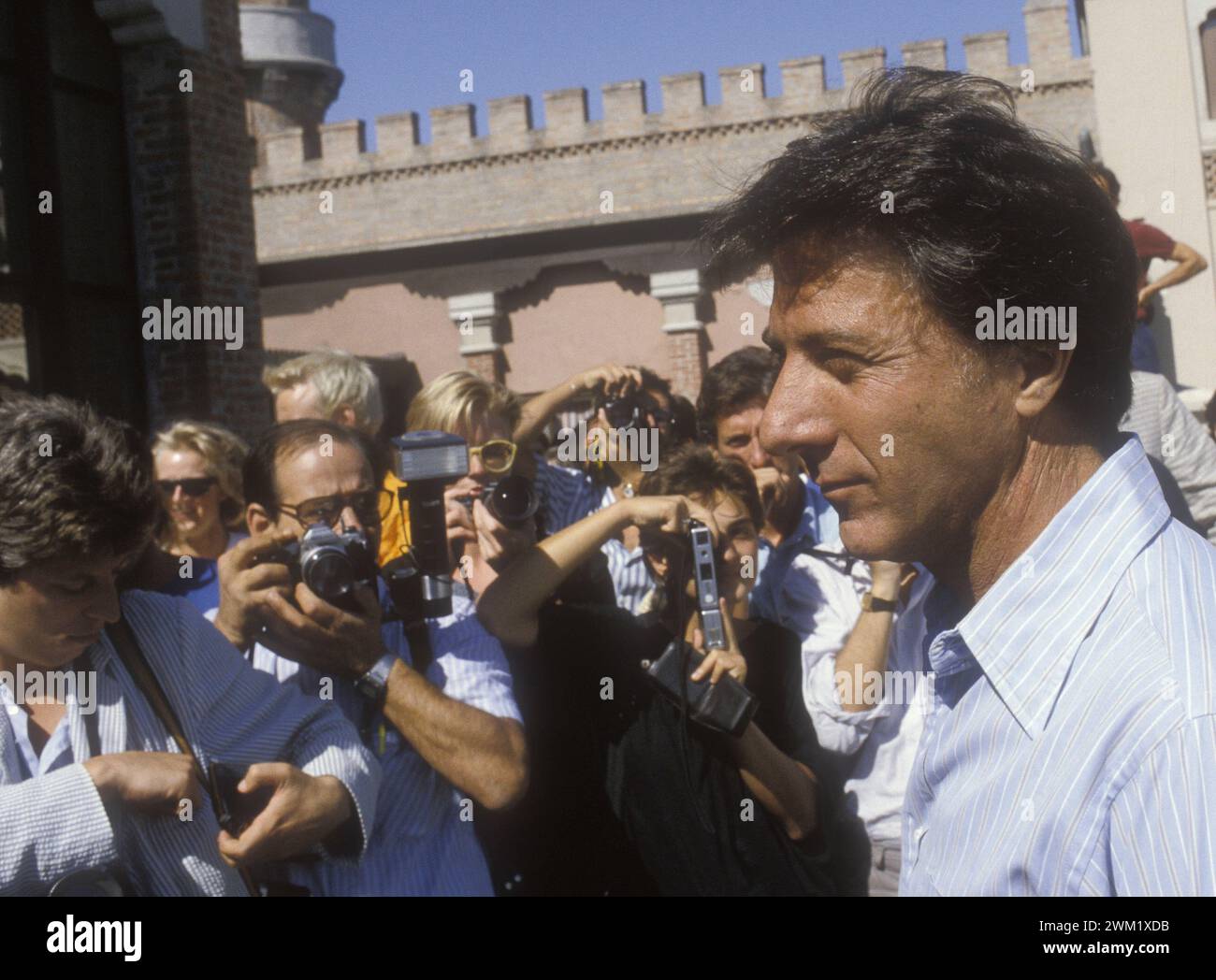 MME4740095 Mostra del cinema di Venezia 1986. L'attore americano Dustin Hoffman circondato dai fotografi/Mostra del Cinema di Venezia 1986. L'attore Dustin Hoffman circondato dai Photo -; (add.info.: Mostra cinematografica di Venezia 1986. L'attore americano Dustin Hoffman circondato dai fotografi/Mostra del Cinema di Venezia 1986. L'attore Dustin Hoffman circondato dai Photo -); © Marcello Mencarini. Tutti i diritti riservati 2024. Foto Stock