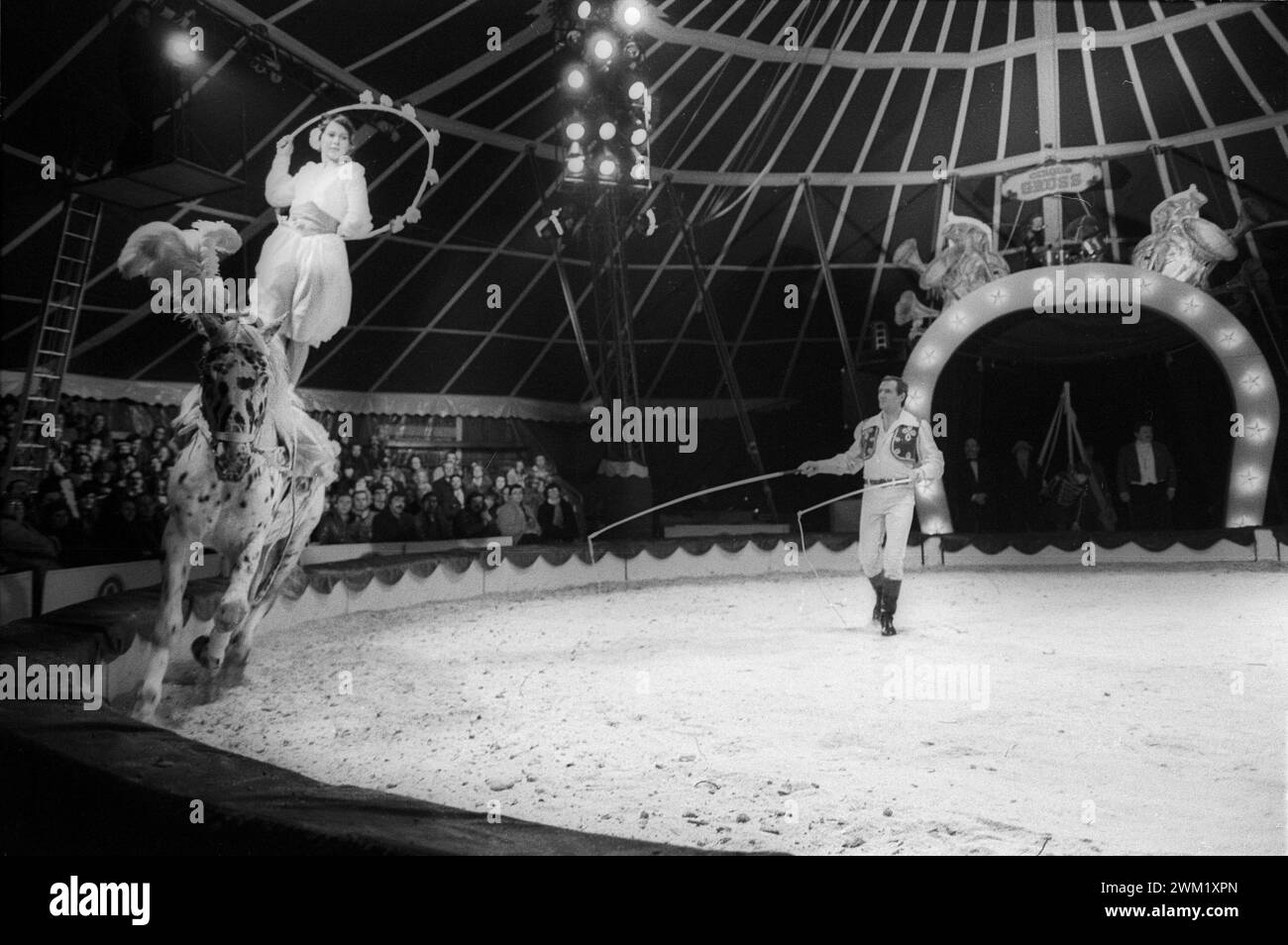 MME4742857 Carnevale di Venezia 1981. Il "Cirque l'Ancienne" (circo vecchio stile) di Alexis Grsss/Carnevale di Venezia 1981. Il Cirque l'Ancienne (circo all'antica) di Alexis Gruss -; (add.info.: Carnevale di Venezia 1981. Il "Cirque l'Ancienne" (circo vecchio stile) di Alexis Grsss/Carnevale di Venezia 1981. Il Cirque l'Ancienne (circo all'antica) di Alexis Gruss -); © Marcello Mencarini. Tutti i diritti riservati 2024. Foto Stock