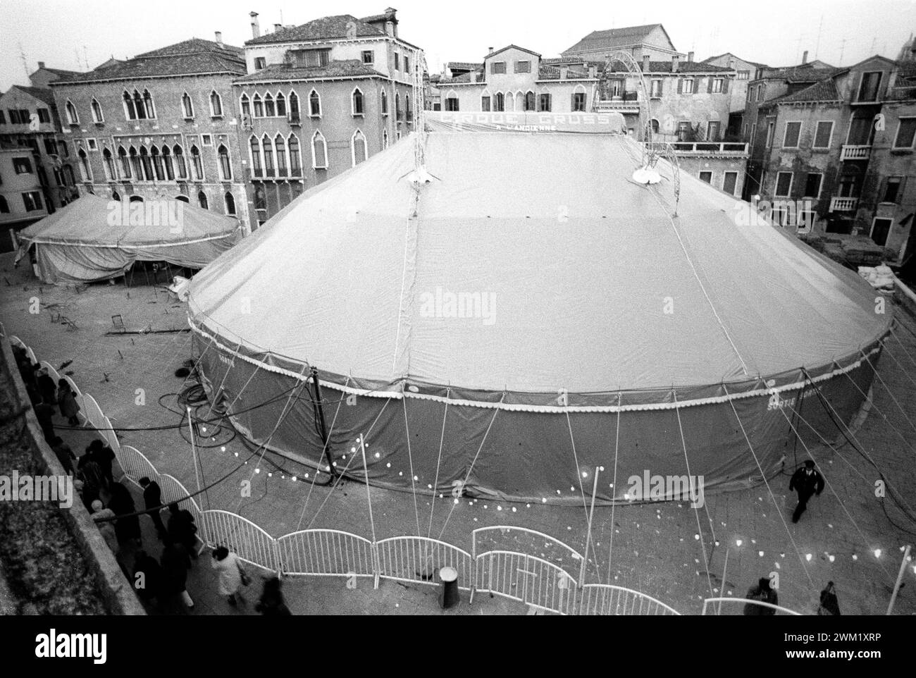MME4742869 Carnevale di Venezia 1981. Il "Cirque l'Ancienne" (circo vecchio stile) di Alexis Grsss/Carnevale di Venezia 1981. Il Cirque l'Ancienne (circo all'antica) di Alexis Gruss -; (add.info.: Carnevale di Venezia 1981. Il "Cirque l'Ancienne" (circo vecchio stile) di Alexis Grsss/Carnevale di Venezia 1981. Il Cirque l'Ancienne (circo all'antica) di Alexis Gruss -); © Marcello Mencarini. Tutti i diritti riservati 2024. Foto Stock