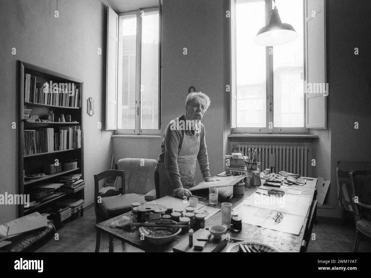 MME4747316 Roma, 1980. Il pittore italiano Franco gentilini nel suo studio/Roma, 1980. Il pittore Franco gentilini nel suo studio - (add.info.: Roma, 1980. Il pittore italiano Franco gentilini nel suo studio/Roma, 1980. Il pittore Franco gentilini nel suo studio -); © Marcello Mencarini. Tutti i diritti riservati 2024. Foto Stock MME4747316 Roma, 1980. Il pittore italiano Franco gentilini nel suo studio/Roma, 1980. Il pittore Franco gentilini nel suo studio - (add.info.: Roma, 1980. Il pittore italiano Franco gentilini nel suo studio/Roma, 1980. Il pittore Franco gentilini nel suo studio -); © Marcello Mencarini. Tutti i diritti riservati 2024. Foto Stock