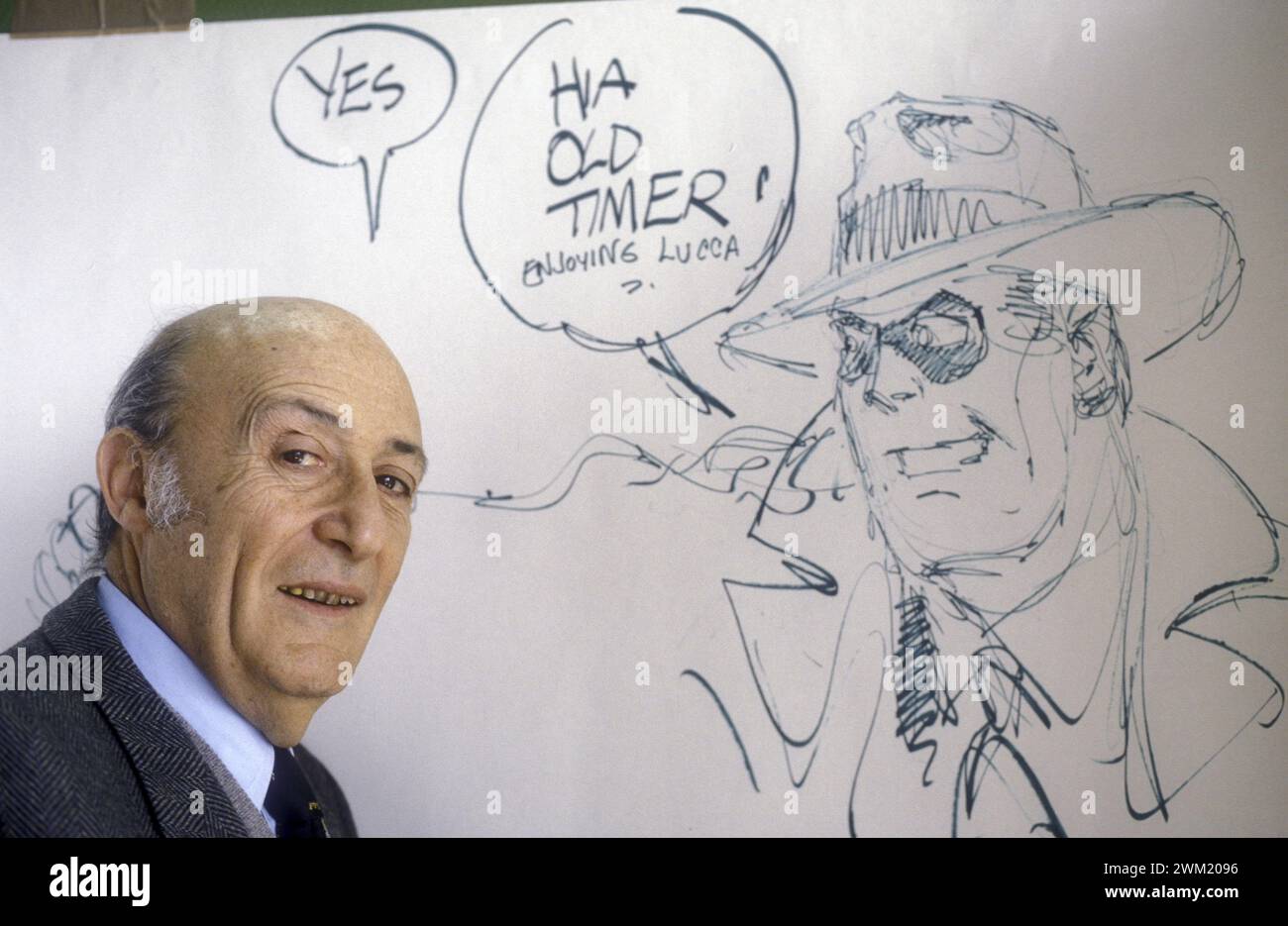 MME4752678 Lucca, 1986. American Cartoonist Will Eisner in posa accanto a uno dei suoi disegni (1986)/Lucca, 1986. Il disegnatore di fumetti will Eisner posa accanto a un suo disegno -; (add.info.: Lucca, 1986. American Cartoonist Will Eisner in posa accanto a uno dei suoi disegni (1986)/Lucca, 1986. Il disegnatore di fumetti sarà Eisner posa accanto a un suo disegno -); © Marcello Mencarini. Tutti i diritti riservati 2024. Foto Stock