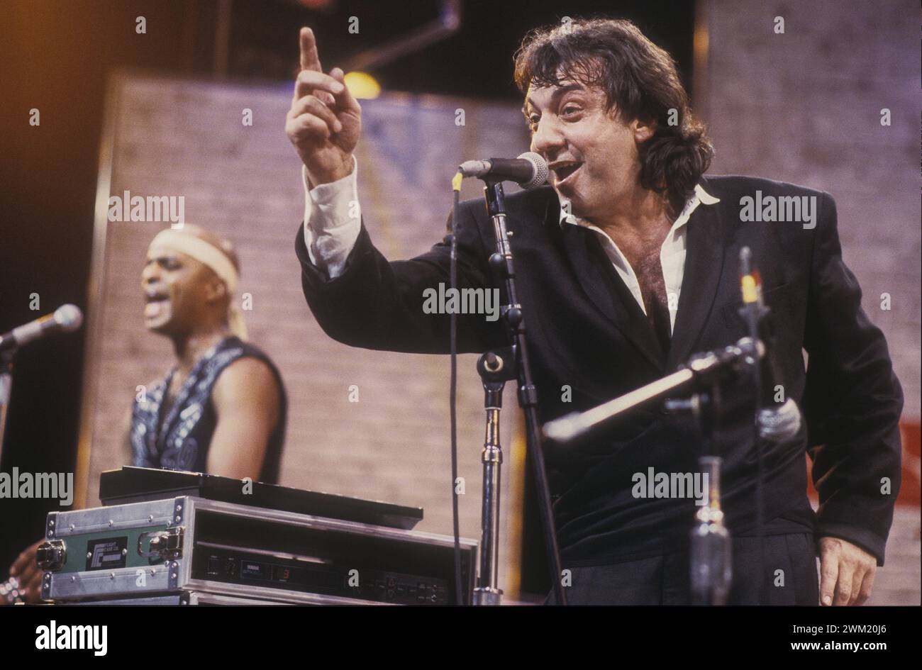 MME4755684 New York, Apollo Theater, novembre 1987. Il cantante e percussionista italiano Tulliode Piscopo si esibisce in concerto “” Harlem meets Naples”/New York, Apollo Theater, novembre 1987. Il cantante e percussionista Tullio De Piscopo si esibisce nel concerto “” Harlem incontra Napoli”” –; (add.info.: New York, Apollo Theater, novembre 1987. Il cantante e percussionista italiano Tulliode Piscopo si esibisce in concerto “” Harlem meets Naples”/New York, Apollo Theater, novembre 1987. Il cantante e percussionista Tullio De Piscopo si esibisce nel concerto “” Harlem incontra Napoli”” -); © Marcello Foto Stock