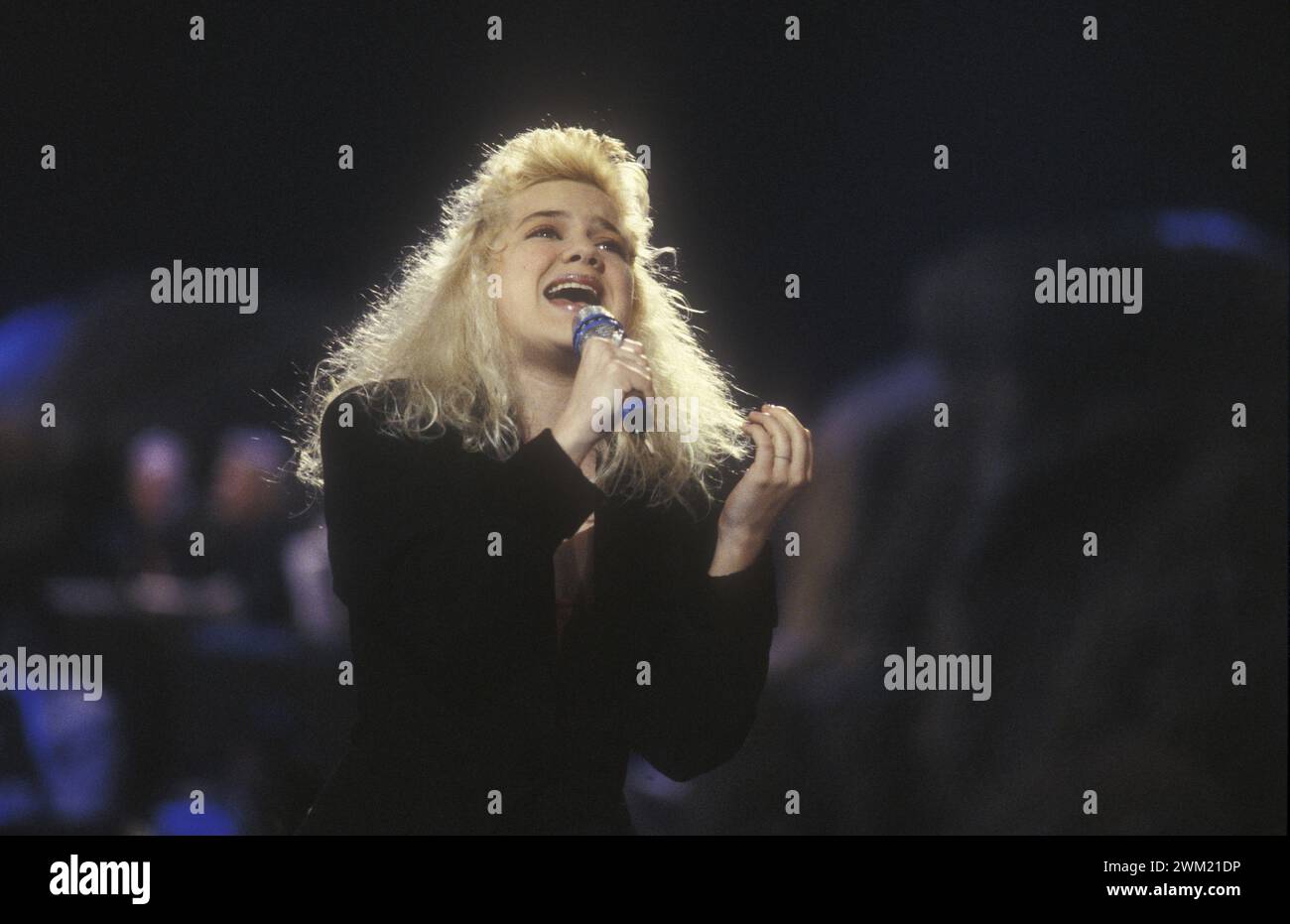 MME4760196 Festival di Sanremo 1990. La cantante pop americana Nikka Costa esegue la canzone "All for the Love", versione inglese di "Vattene amore" cantata da Amedeo Minghi e Mietta/Festival di Sanremo 1990. Nikka Costa canta “”, versione inglese di “” Vattene amore” cantata da Amedeo Minghi e Mietta-; (add.info.: Sanremo Music Festival 1990. La cantante pop americana Nikka Costa esegue la canzone "All for the Love", versione inglese di "Vattene amore" cantata da Amedeo Minghi e Mietta/Festival di Sanremo 1990. Nikka Costa canta “”, versione inglese di “” Vattene amore” cantata da Amed Foto Stock