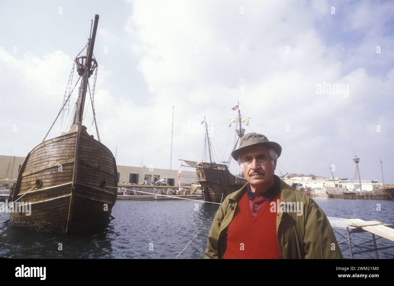 MME4761639 Malta, 1985. Lo scenografo italiano Mario chiari sul set del film tv “” Cristoforo Colombo””, diretto da Alberto Lattuada/Malta, 1985. Lo scenografo Mario chiari sul set del film per la tv “Cristoforo Colombo”, diretto da Alberto Lattuada -; (add.info.: Malta, 1985. Lo scenografo italiano Mario chiari sul set del film tv “” Cristoforo Colombo””, diretto da Alberto Lattuada/Malta, 1985. Lo scenografo Mario chiari sul set del film per la tv "Cristoforo Colombo", diretto da Alberto Lattuada -); © Marcello Mencarini. Tutti i diritti riservati 2024. Foto Stock