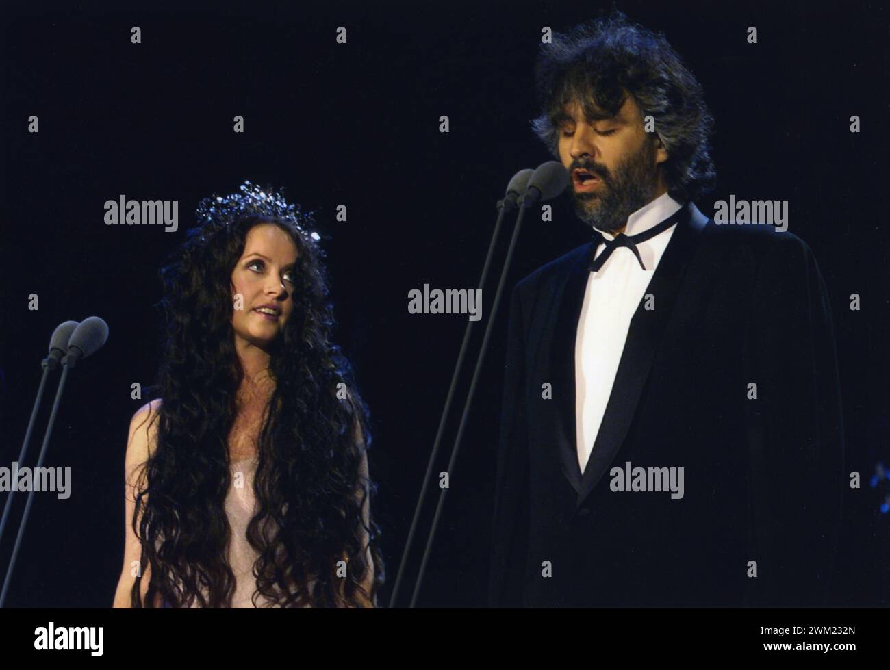 MME4768374 New York City, 6 luglio 2000. La cantante-soprano pop Sarah Brightman che si esibisce in “” Statue of Liberty Concert” di Andrea Bocelli, diretto da Steven mercurio al Liberty State Park del New Jersey in onore degli immigrati italiani/New York, 6 luglio 2000. La cantante soprano pop Sarah Brightnman canta al Concerto di Andrea Bocelli sotto la statua della Libert, in onore degli immigrati italiani -; (add.info.: New York City, 6 luglio 2000. La cantante-soprano pop Sarah Brightman si esibisce in “” Statue of Liberty Concert” di Andrea Bocelli, diretto da Steven mercurio al Liberty State del New Jersey Foto Stock