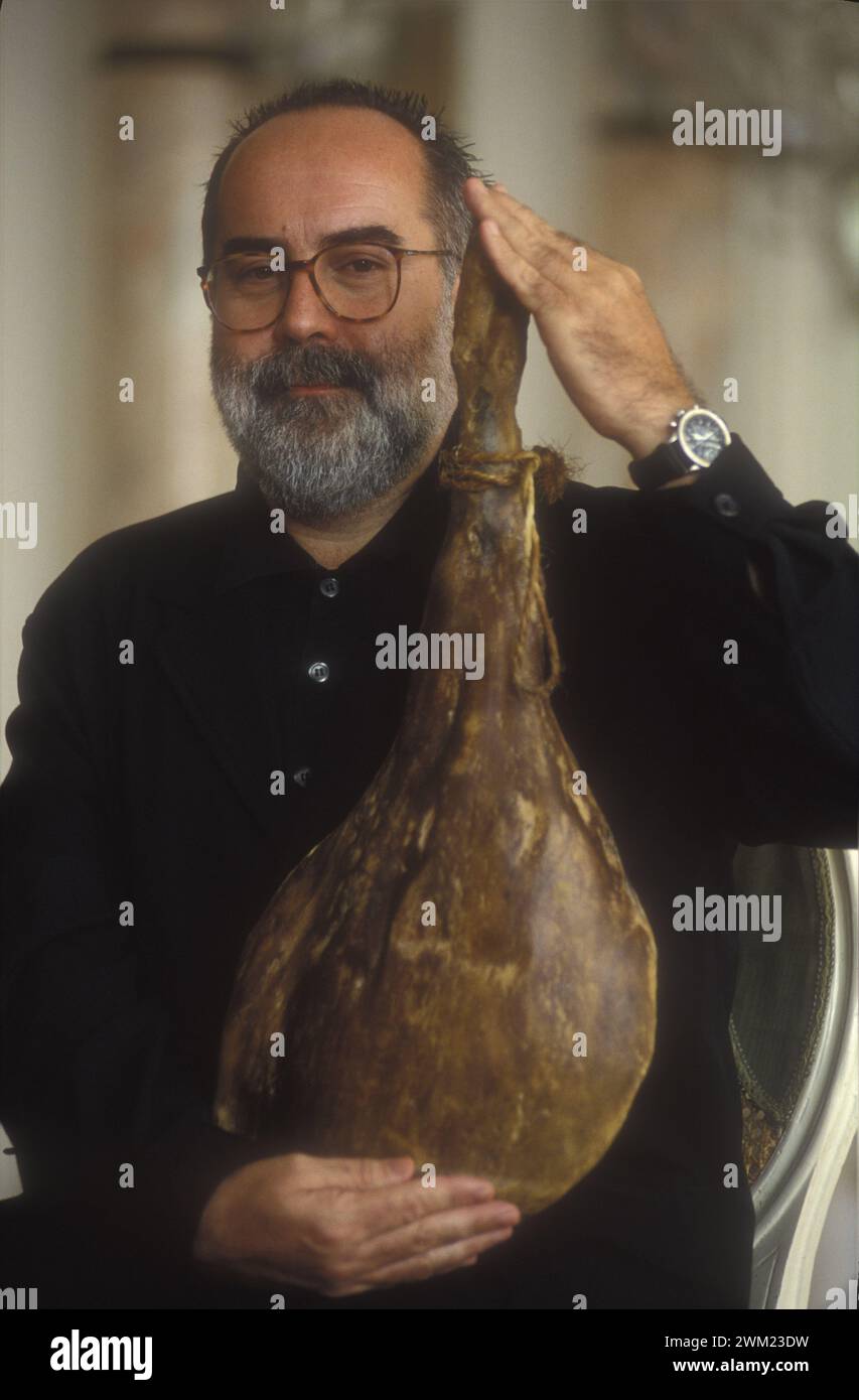 MME4769789 Lido di Venezia, Mostra del Cinema di Venezia 1992. Il regista spagnolo Bigas Luna, in concorso con il suo film “” Jamon Jamon”” (prosciutto, prosciutto)/Lido di Venezia, Mostra del Cinema di Venezia 1992, il regista spagnolo Juan Jose Bigas Luna, in concorso con il film “” Jamon jamon”” (prosciutto prosciutto) -; (add.info.: Lido di Venezia, Mostra del Cinema di Venezia 1992. Il regista spagnolo Bigas Luna, in concorso con il suo film “” Jamon Jamon”” (prosciutto, prosciutto)/Lido di Venezia, Mostra del Cinema di Venezia 1992, il regista spagnolo Juan Jose Bigas Luna, in concorso con il film “” Jamon jamon”” (prosciutto) Foto Stock