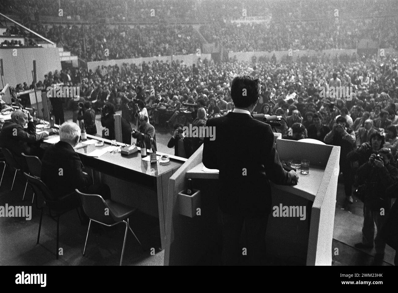 MME4770898 Roma, 1979, XV Congresso Nazionale del Partito Comunista Italiano. Segretario Enrico Berlinguer fare un discorso/Roma, 1979. XXV¡ Congresso del partito Comunista Italiano. Discorso del segretario Enrico Berlinguer - (add.info.: Roma, 1979, XV Congresso Nazionale del Partito Comunista Italiano. Segretario Enrico Berlinguer fare un discorso/Roma, 1979. XXV¡ Congresso del partito Comunista Italiano. Diretto del segretario Enrico Berlinguer -); © Marcello Mencarini. Tutti i diritti riservati 2024. Foto Stock