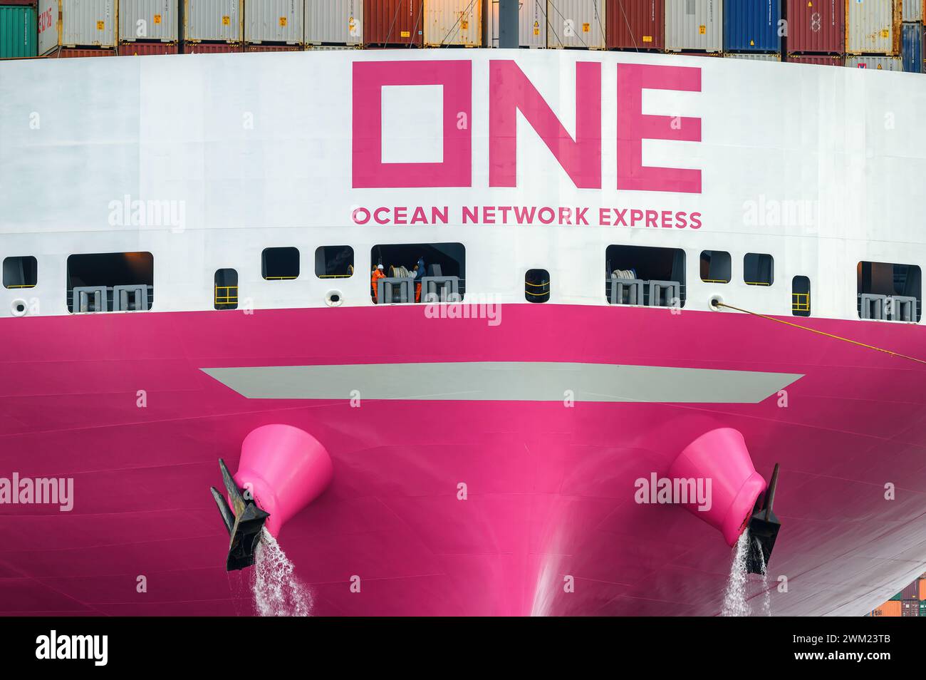 Il logo Ocean Network Express sullo scudo di prua di una delle loro navi portacontainer, One Ingenuity. Foto Stock