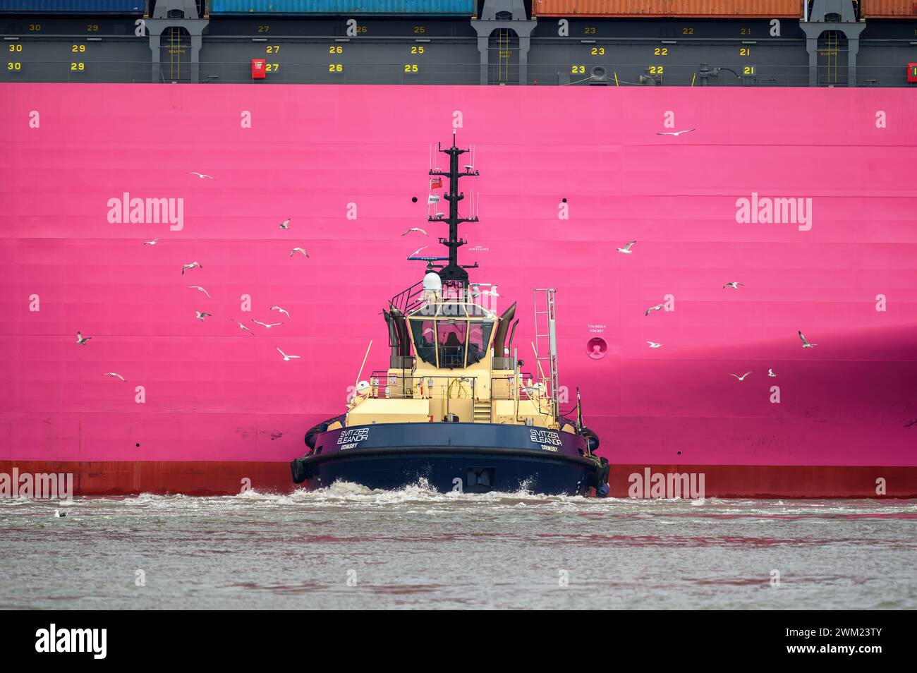 Svitzer Eleanor è un rimorchiatore Damen RSD 2513 con sede nel porto di Southampton. Foto Stock