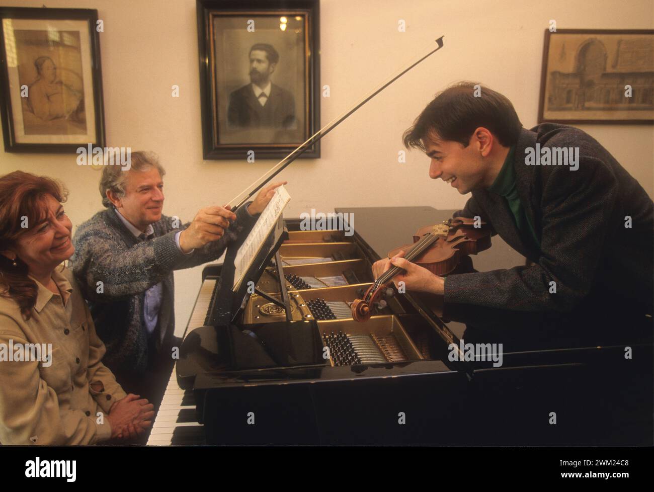 MME4775519 Padova, 1991. Violinista italiano Giovanni Angeleri con i suoi genitori Micaela e Franco/Padova, 1991. Il violinista Giovanni Angeleri con i genitori Micaela e Franco-; (add.info.: Padova, 1991. Violinista italiano Giovanni Angeleri con i suoi genitori Micaela e Franco/Padova, 1991. Il violinista Giovanni Angeleri con i genitori Micaela e Franco-); © Marcello Mencarini. Tutti i diritti riservati 2024. Foto Stock