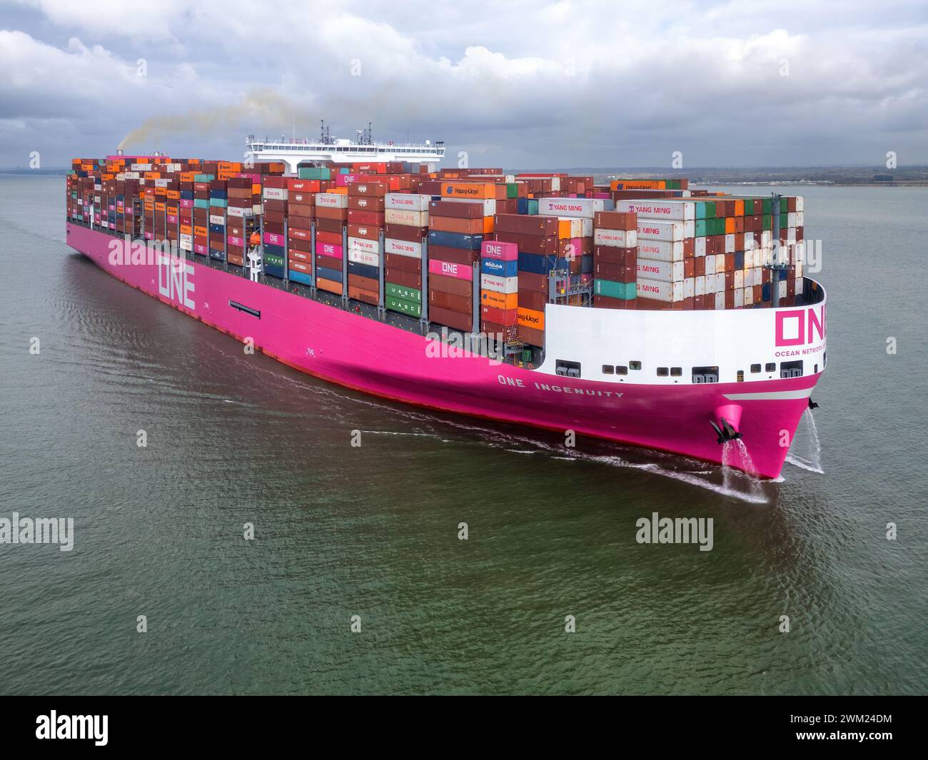 One Ingenuity è una nave container Megamax di classe 24.000 TEU dispiegata sul servizio Asia-Europa (FE3) da Ocean Network Express. Foto Stock