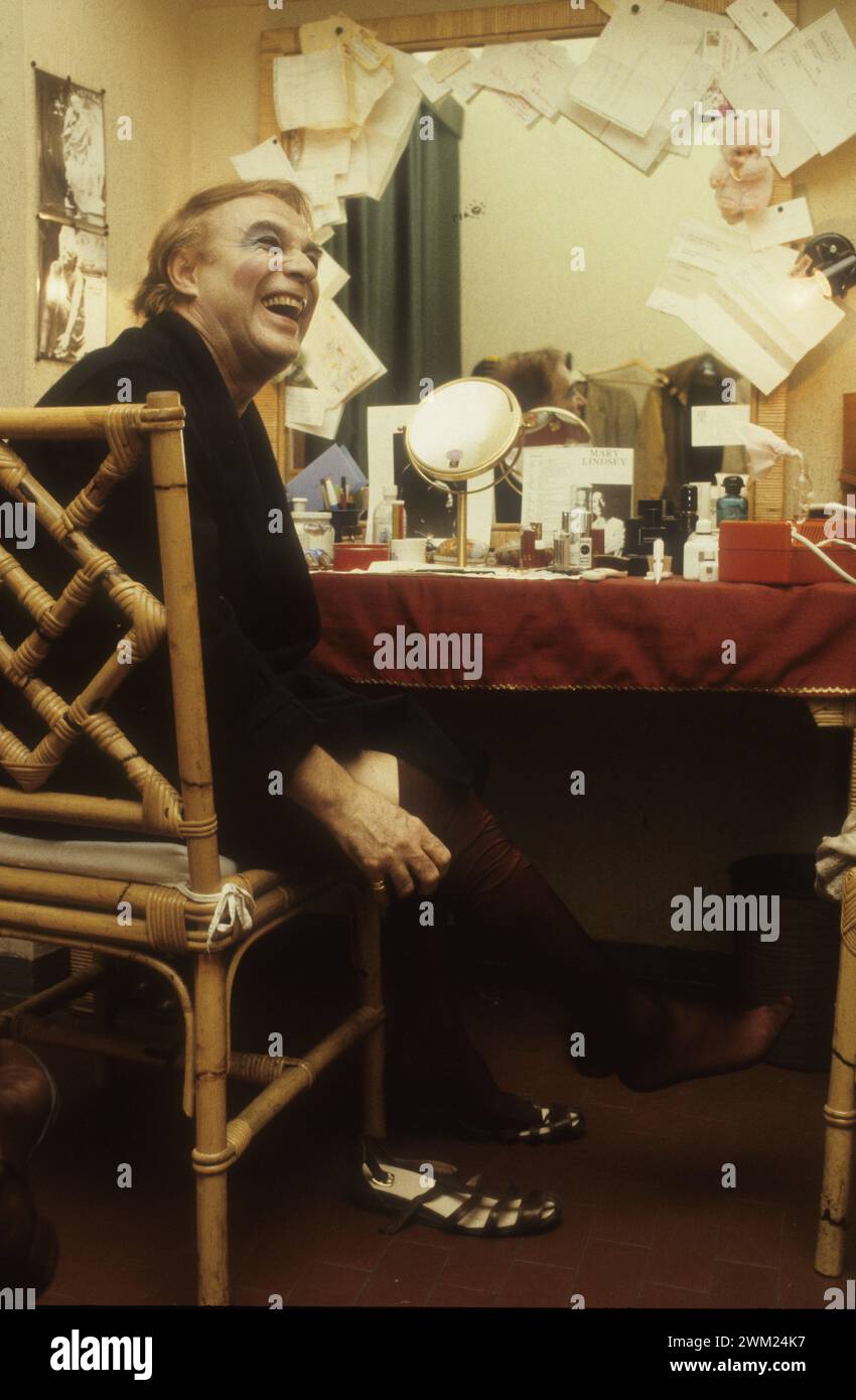 MME4776636 Roma, Teatro Quirino, 1982. L'attore italiano Giorgio Albertazzi nel suo spogliatoio prima di esibirsi in “” Enrico IV”” di Luigi Pirandello, regia di Antonio Calenda/Roma, Teatro Quirino, 1982. L'attore Giorgio Albertazzi nel suo camerino prima di recitare in “” Enrico IV”” di Luigi Pirandello, diretto da Anrtonio Calenda -; (add.info.: Roma, Teatro Quirino, 1982. L'attore italiano Giorgio Albertazzi nel suo spogliatoio prima di esibirsi in “” Enrico IV”” di Luigi Pirandello, regia di Antonio Calenda/Roma, Teatro Quirino, 1982. L'attore Giorgio Albertazzi nel suo camerino prima d Foto Stock