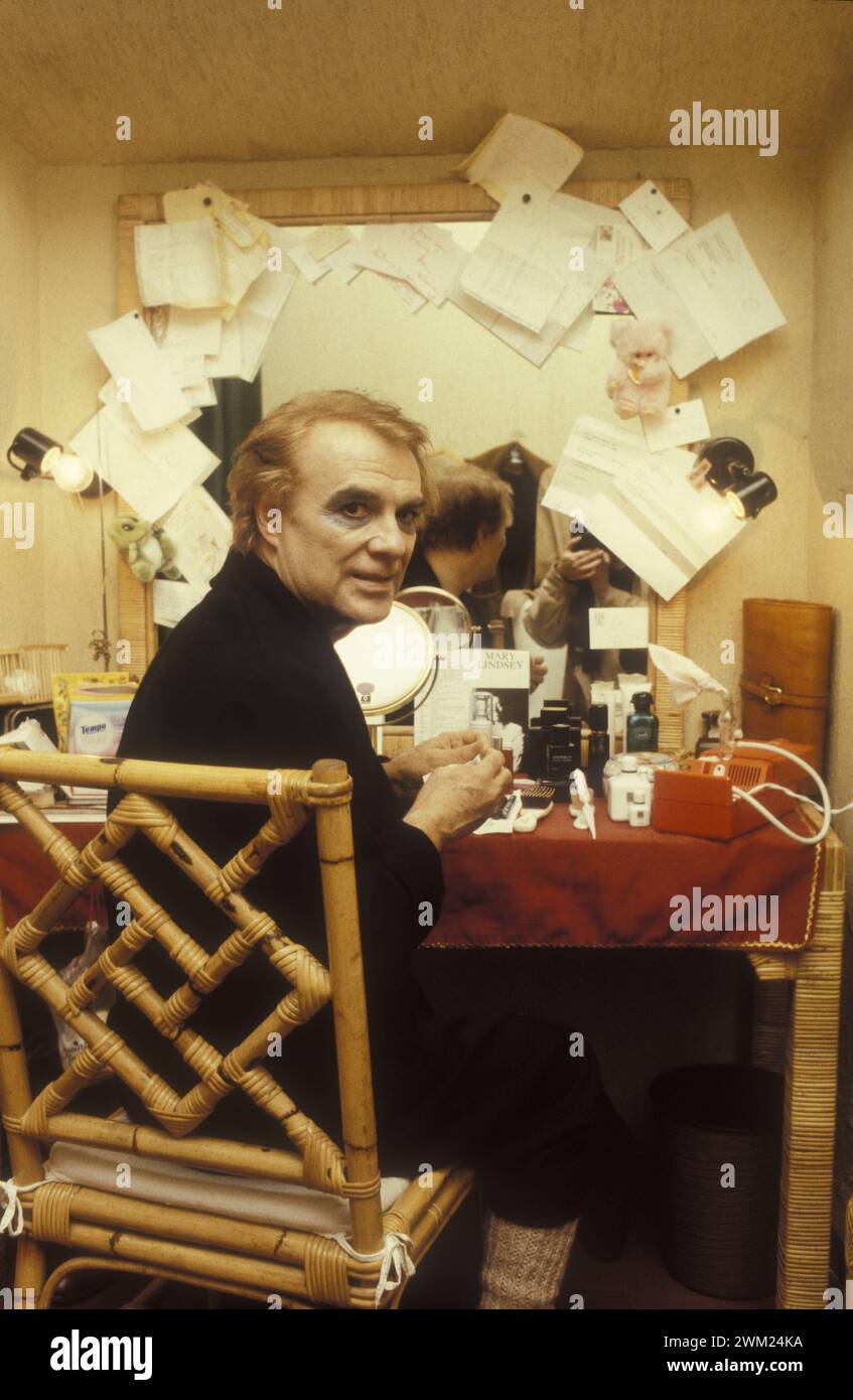 MME4776646 Roma, Teatro Quirino, 1982. L'attore italiano Giorgio Albertazzi nel suo spogliatoio prima di esibirsi in “” Enrico IV”” di Luigi Pirandello, regia di Antonio Calenda/Roma, Teatro Quirino, 1982. L'attore Giorgio Albertazzi nel suo camerino prima di recitare in “” Enrico IV”” di Luigi Pirandello, diretto da Anrtonio Calenda -; (add.info.: Roma, Teatro Quirino, 1982. L'attore italiano Giorgio Albertazzi nel suo spogliatoio prima di esibirsi in “” Enrico IV”” di Luigi Pirandello, regia di Antonio Calenda/Roma, Teatro Quirino, 1982. L'attore Giorgio Albertazzi nel suo camerino prima d Foto Stock