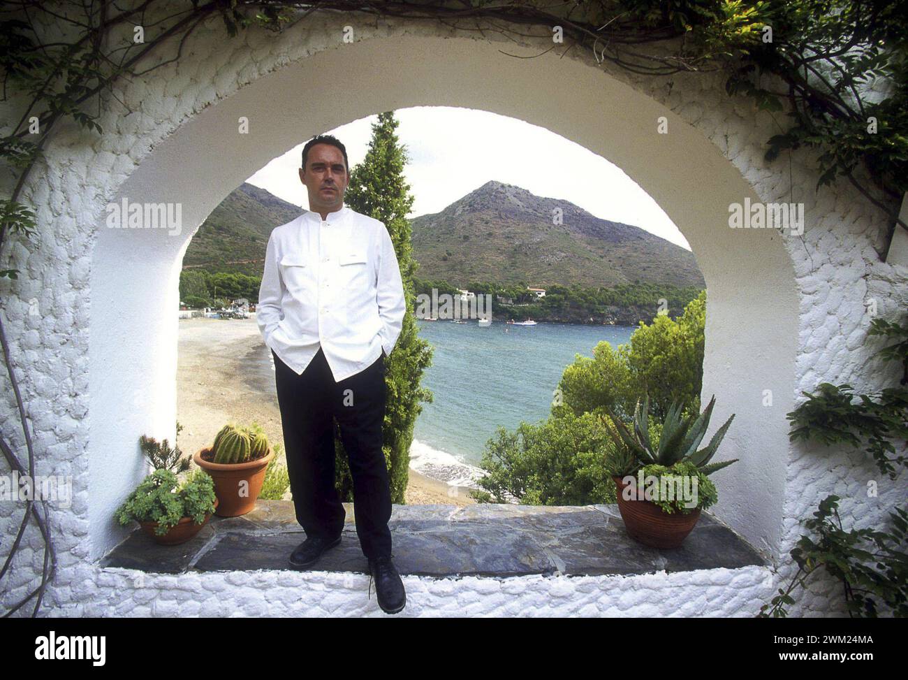 MME4776945 lo chef spagnolo Ferran Adria nel suo ristorante El Bulli a Cala Montjoi a Roses, Girona (settembre 1999)/lo chef spagnolo Ferran Adra nel suo ristorante El Bulli nella baia di Cala Montjoi a Roses, Girona (settembre 1999) -; (add.info.: lo chef spagnolo Ferran Adria nel suo ristorante El Bulli a Cala Montjoi a Roses, Girona (settembre 1999)/lo chef spagnolo Ferran Adra nel suo ristorante El Bulli nella baia di Cala Montjoi a Roses, Girona (settembre 1999) -); © Marcello Mencarini. Tutti i diritti riservati 2024. Foto Stock