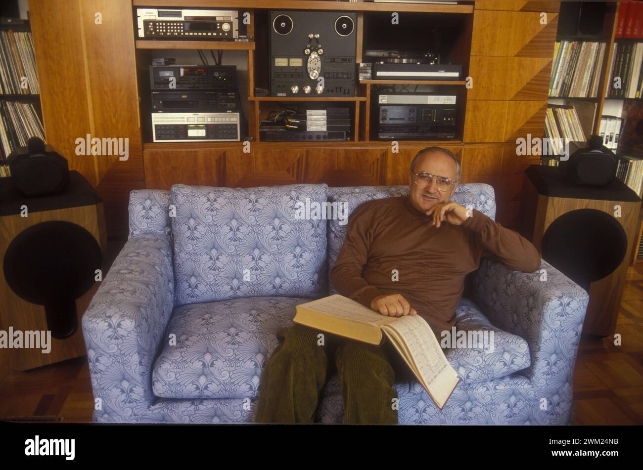 MME4777326 Roma, 1992. Violinista italiano Salvatore Accardo in His House/Roma, 1992. Il violinista Salvatore Accardo nella sua casa - (add.info.: Roma, 1992. Violinista italiano Salvatore Accardo in His House/Roma, 1992. Il violinista Salvatore Accardo nella sua casa -); © Marcello Mencarini. Tutti i diritti riservati 2024. Foto Stock