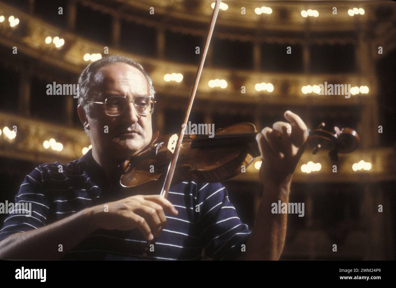 MME4777410 Cremona, Teatro A. Ponchielli, 1987. Violinista italiano Salvatore Accardo/Cremona, Teatro A. Ponchielli, 1987. Il violinista Salvatore Accardo - (add.info.: Cremona, Teatro A. Ponchielli, 1987. Violinista italiano Salvatore Accardo/Cremona, Teatro A. Ponchielli, 1987. Il violinista Salvatore Accardo -); © Marcello Mencarini. Tutti i diritti riservati 2024. Foto Stock