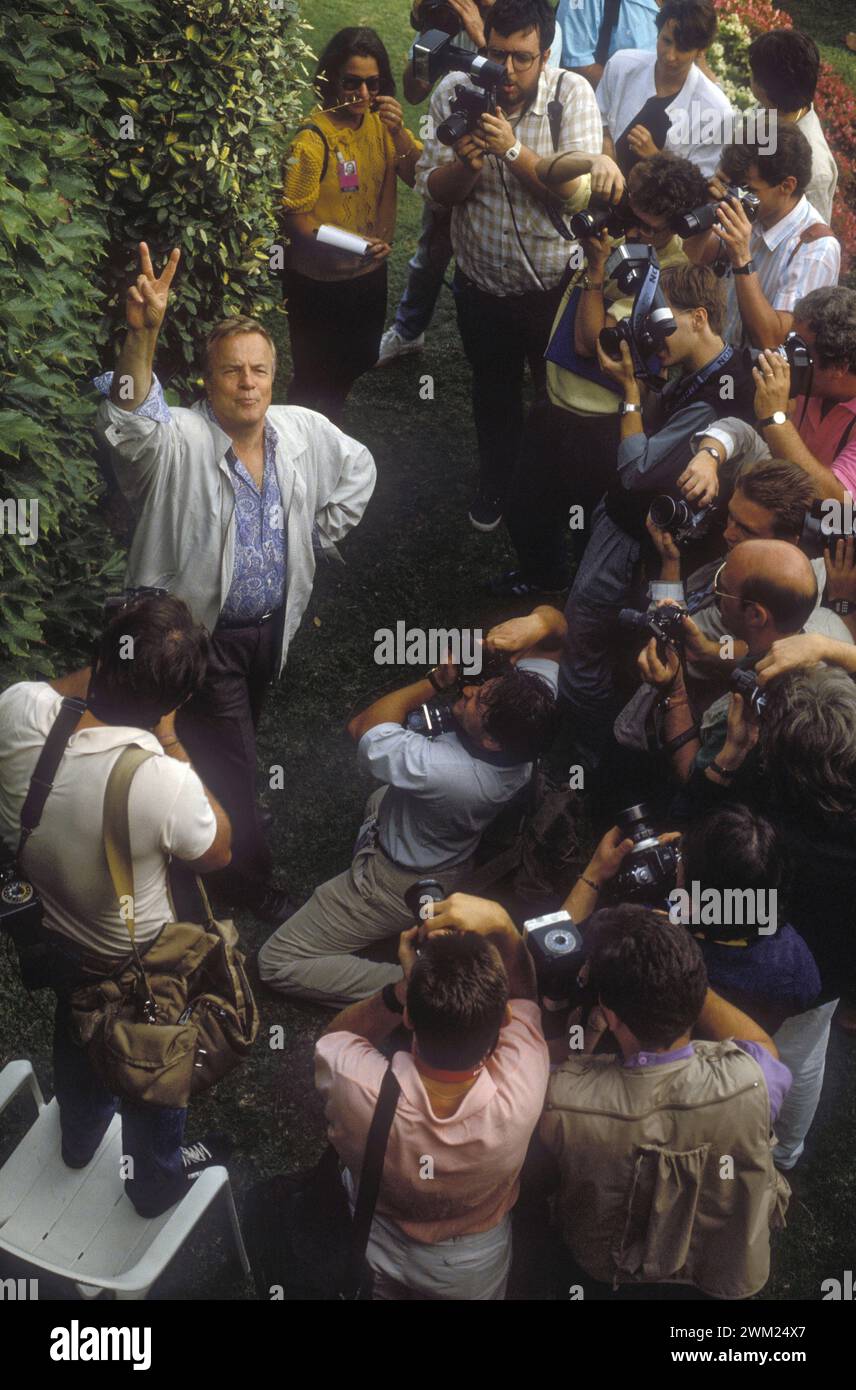 MME4778175 Lido di Venezia, Mostra del Cinema di Venezia 1988: Il regista italiano Franco Zeffirelli tra i fotografi/Lido di Venezia, Mostra del Cinema di Venezia 1988. Il regista Franco Zeffirelli tra i Photo -; (add.info.: Lido di Venezia, Mostra del Cinema di Venezia 1988: Il regista italiano Franco Zeffirelli tra i fotografi/Lido di Venezia, Mostra del Cinema di Venezia 1988. Il regista Franco Zeffirelli tra i foto -); © Marcello Mencarini. Tutti i diritti riservati 2024. Foto Stock