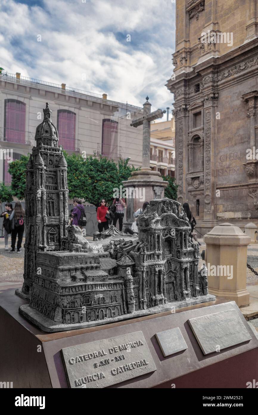 Riproduzione artigianale in scala di alluminio fuso e modellata a mano della Cattedrale, comprensiva di opere d'arte in Plaza de la Cruz, città di Murcia, Spagna. Foto Stock