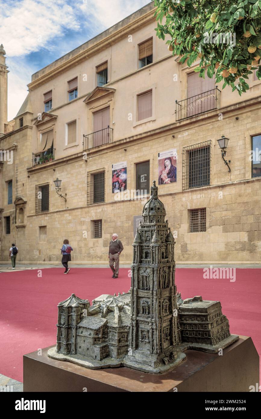 Riproduzione artigianale in scala di alluminio fuso e modellata a mano della Cattedrale, comprensiva di opere d'arte in Plaza de la Cruz, città di Murcia, Spagna. Foto Stock