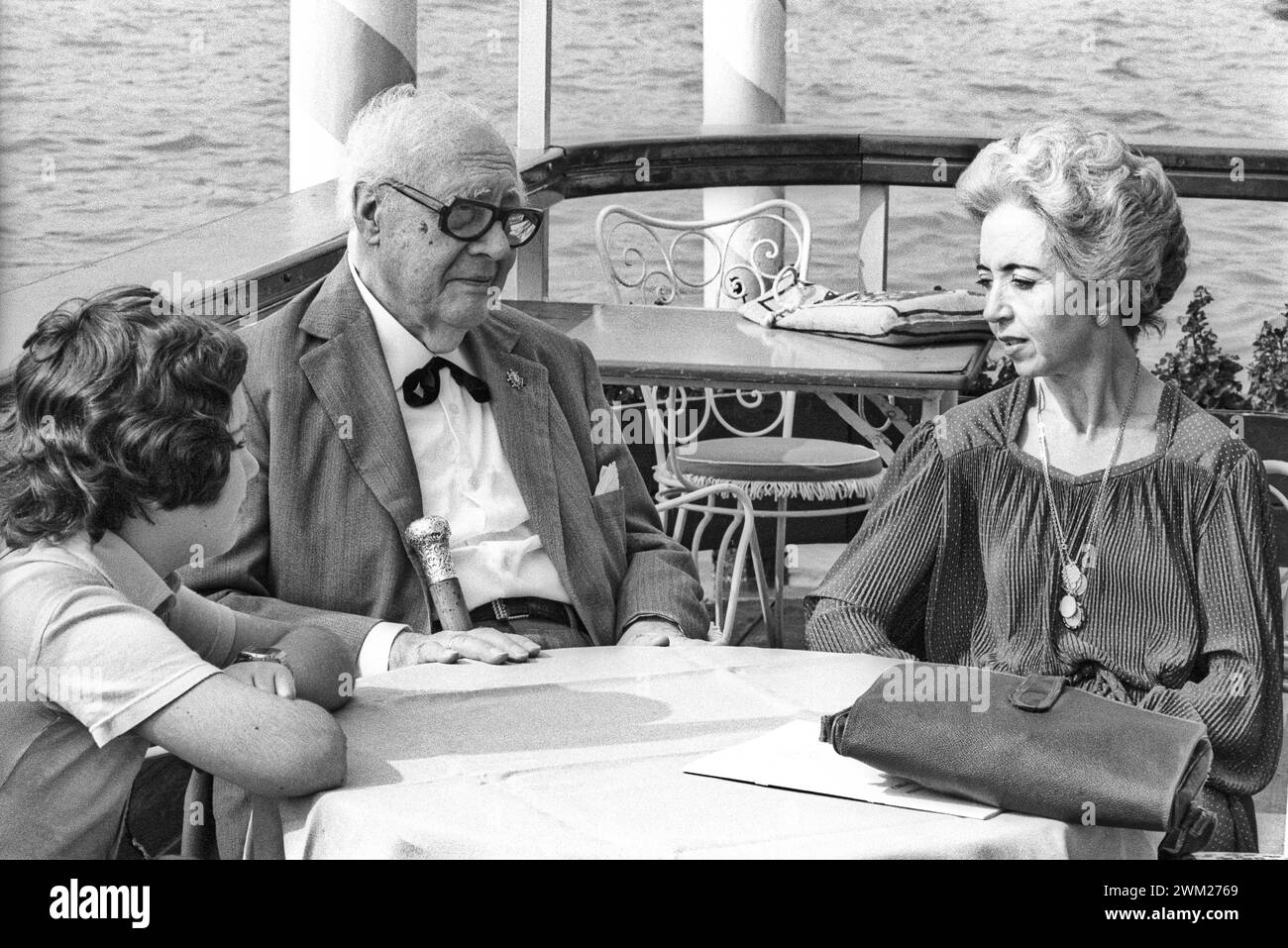 MME4790959 Venezia, 1980. Il chitarrista classico Andres Segovia - a Venezia per ricevere il premio "" A Life for Music"" - sulla terrazza dell'Hotel Bauer sul Canal grande con suo figlio Carlos Andres e sua moglie Emilia Corral Sancho/Venezia, 1980. Il chitarrista classico Andres Segovia - a Venezia per ricevere il premio “una vita per la musica” - sulla terrazzzza dell'Hotel Bauer sul Canal grande con la figura Carlos Andres e la moglie Emilia Corral Sancho -; (add.info.: Venezia, 1980. Il chitarrista classico Andres Segovia - a Venezia per ricevere il premio "" A Life for Music"" - sulla terrazza o Foto Stock