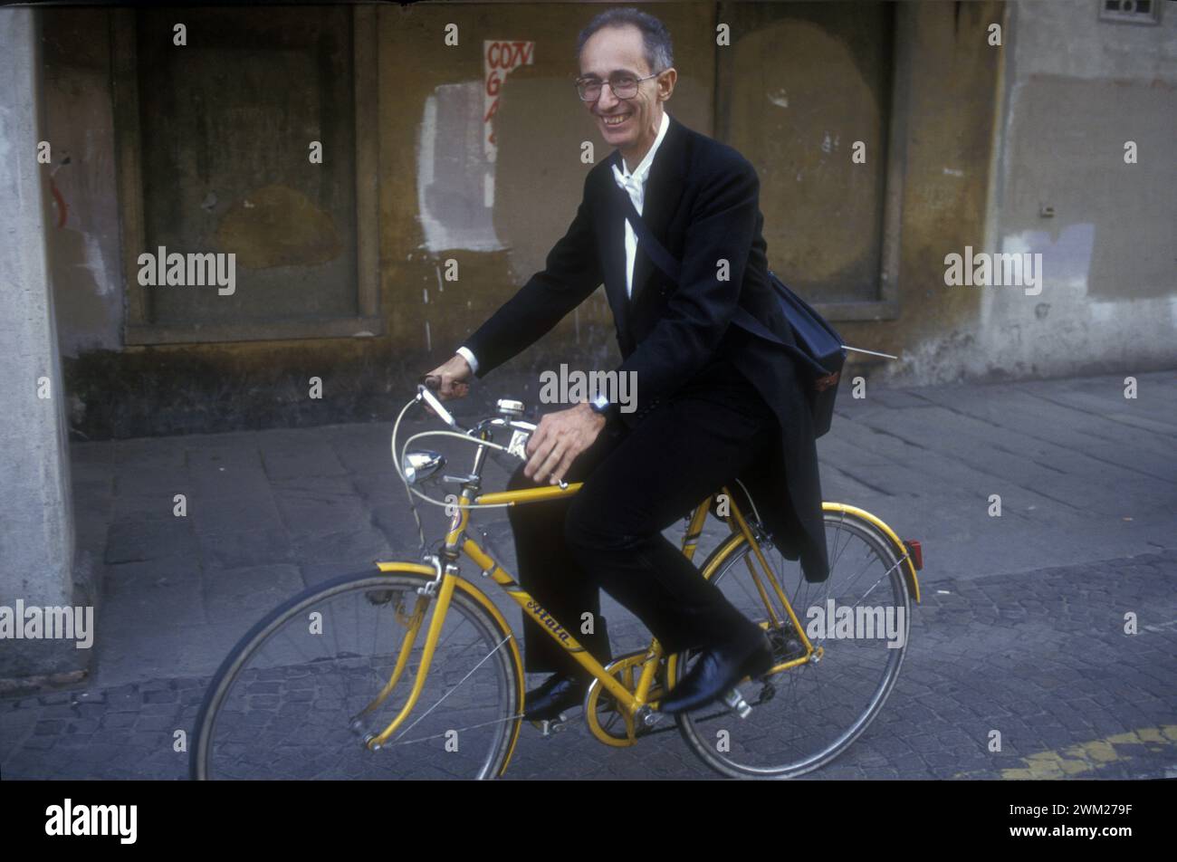 MME4791853 Padova, 1992. Direttore d'orchestra italiano Claudio Scimone in bicicletta/Padova, 1992. Il direttore d'orchestra Claudio Scimone in bicicletta - (add.info.: Padova, 1992. Direttore d'orchestra italiano Claudio Scimone in bicicletta/Padova, 1992. Il direttore d'orchestra Claudio Scimone in bicicletta -); © Marcello Mencarini. Tutti i diritti riservati 2024. Foto Stock