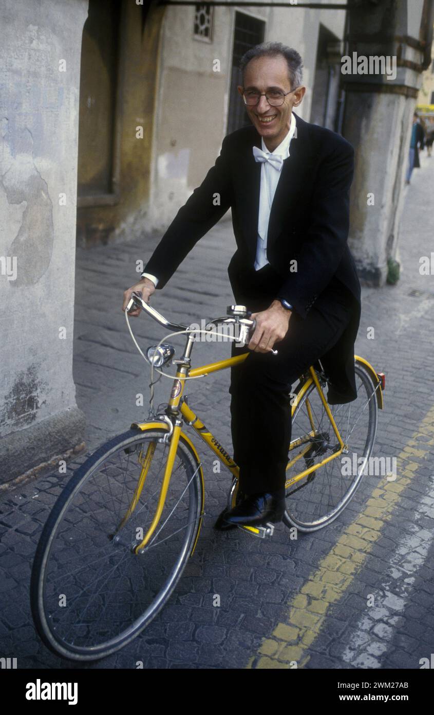 MME4791819 Padova, 1992. Direttore d'orchestra italiano Claudio Scimone in bicicletta/Padova, 1992. Il direttore d'orchestra Claudio Scimone in bicicletta - (add.info.: Padova, 1992. Direttore d'orchestra italiano Claudio Scimone in bicicletta/Padova, 1992. Il direttore d'orchestra Claudio Scimone in bicicletta -); © Marcello Mencarini. Tutti i diritti riservati 2024. Foto Stock